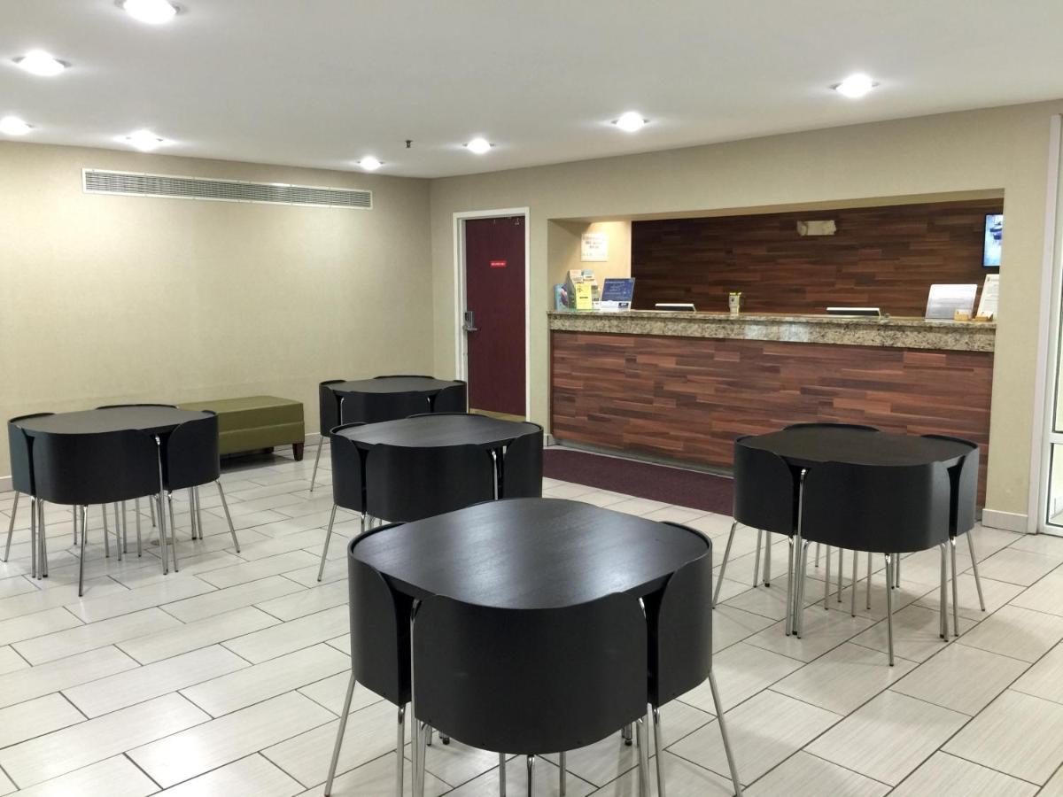 Super 8 by Wyndham Madison East photo 27