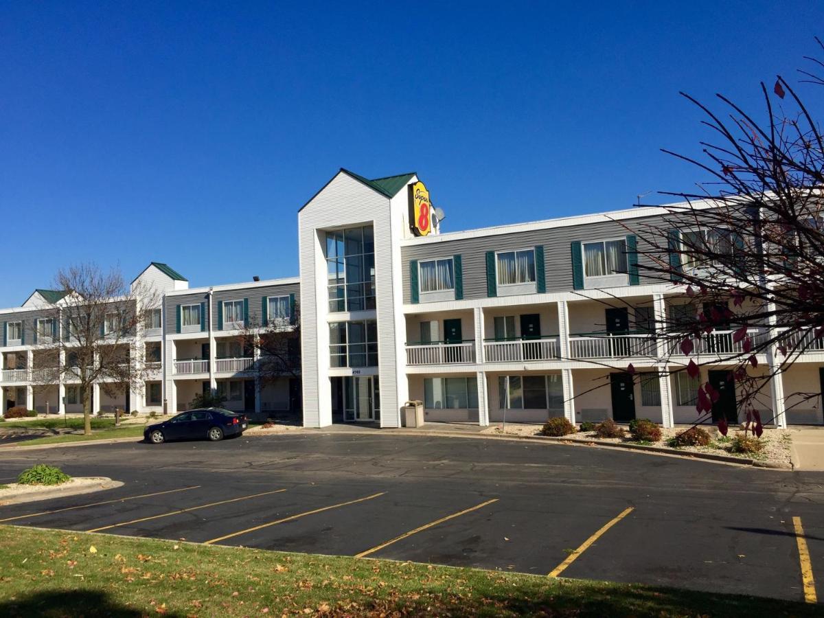Super 8 by Wyndham Madison East photo 3