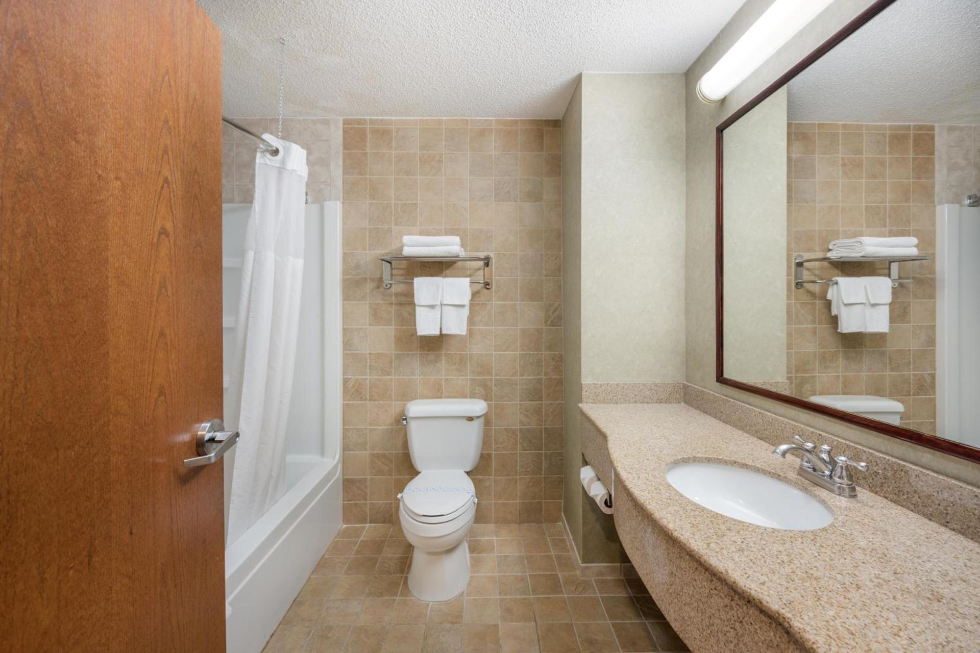 Quality Inn & Suites Fishkill South near I-84 photo 32
