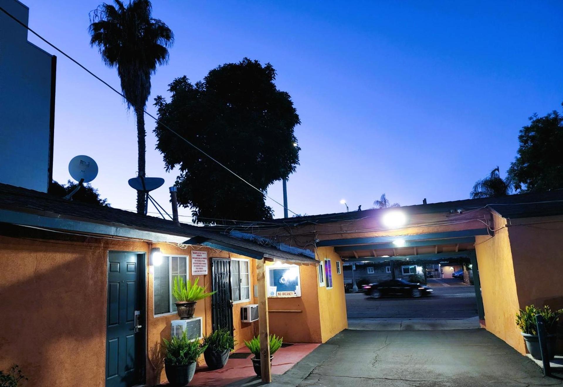 DAY N NIGHT INN - Near Universal Studios Hollywood photo 1
