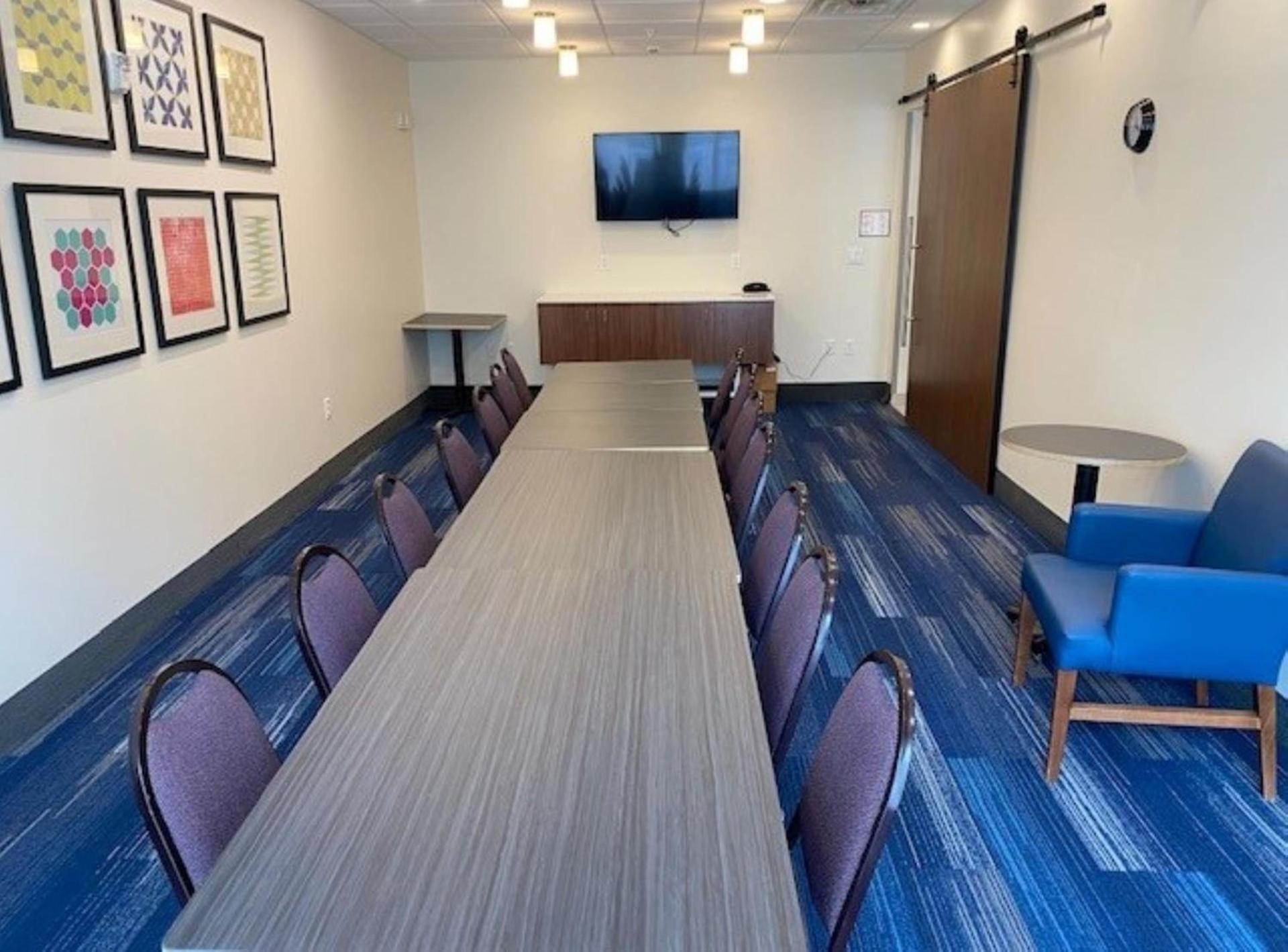 Holiday Inn Express & Suites Warrensburg North by IHG photo 22