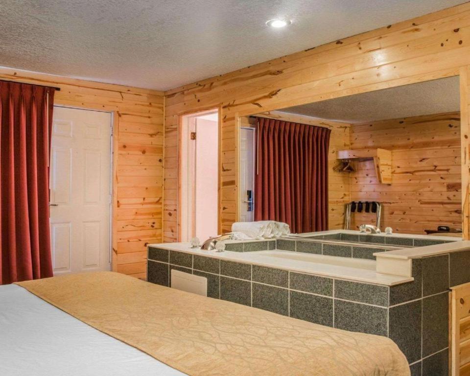 Mackinac Lodge photo 6