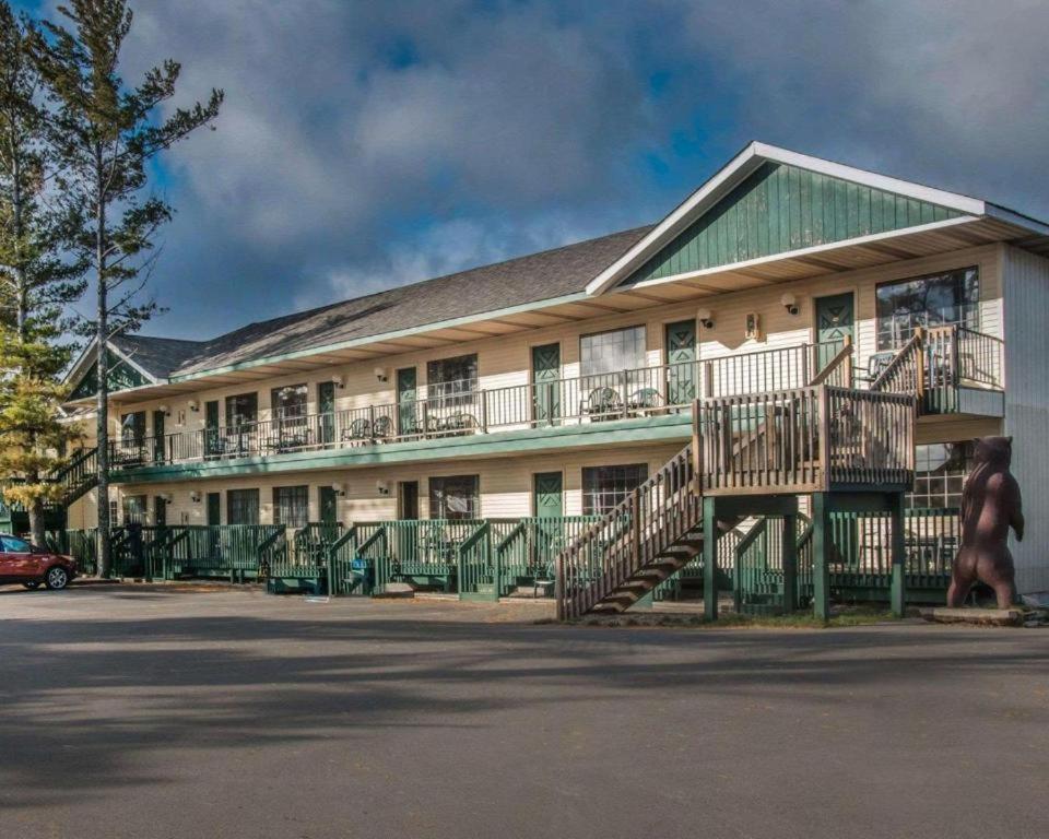 Mackinac Lodge photo 11