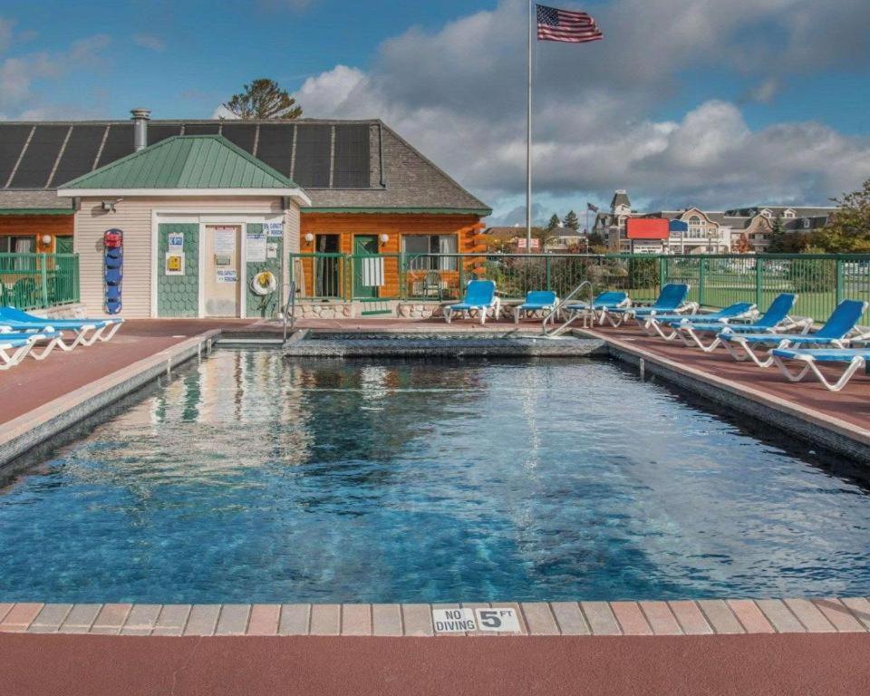 Mackinac Lodge photo 13
