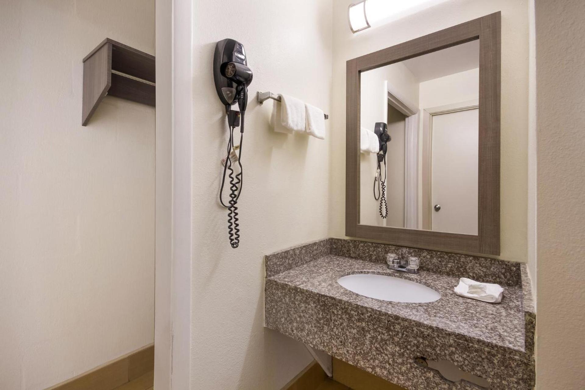Red Roof Inn Crestview photo 18