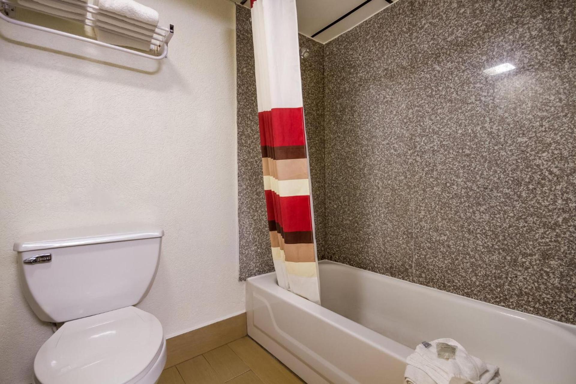 Red Roof Inn Crestview photo 23