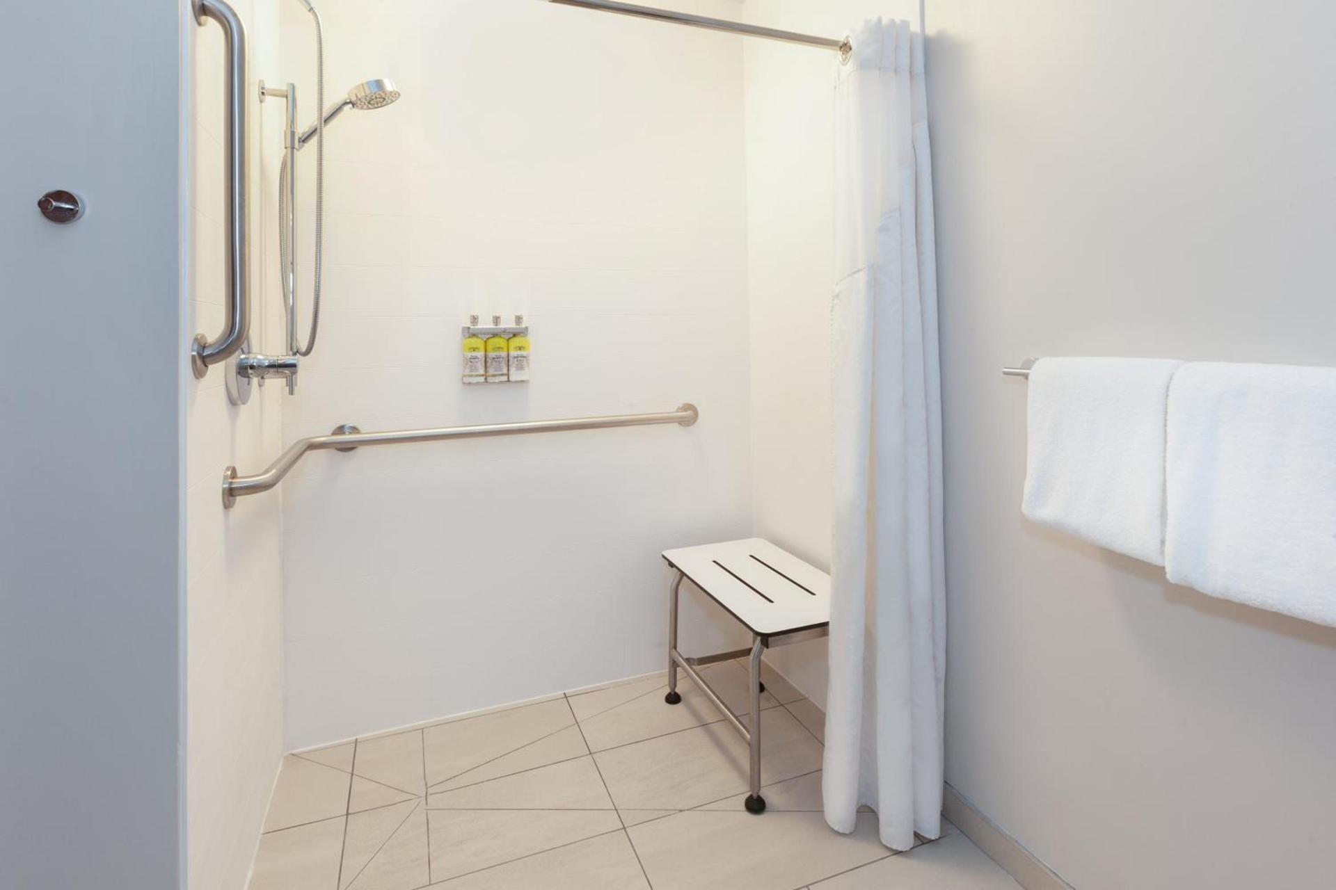 Holiday Inn Express Hotel & Suites Woodhaven by IHG photo 2