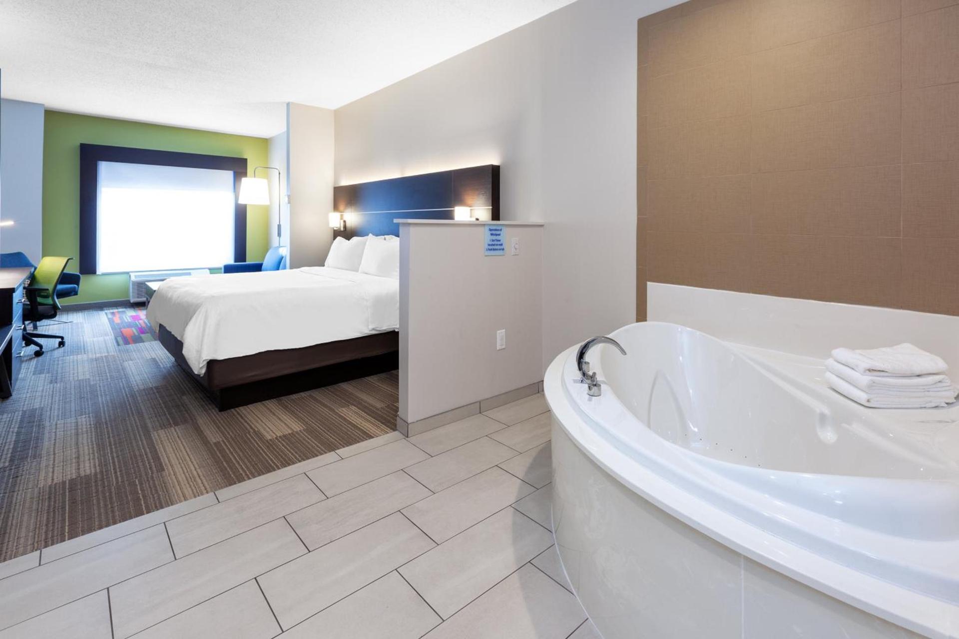 Holiday Inn Express Hotel & Suites Woodhaven by IHG photo 39