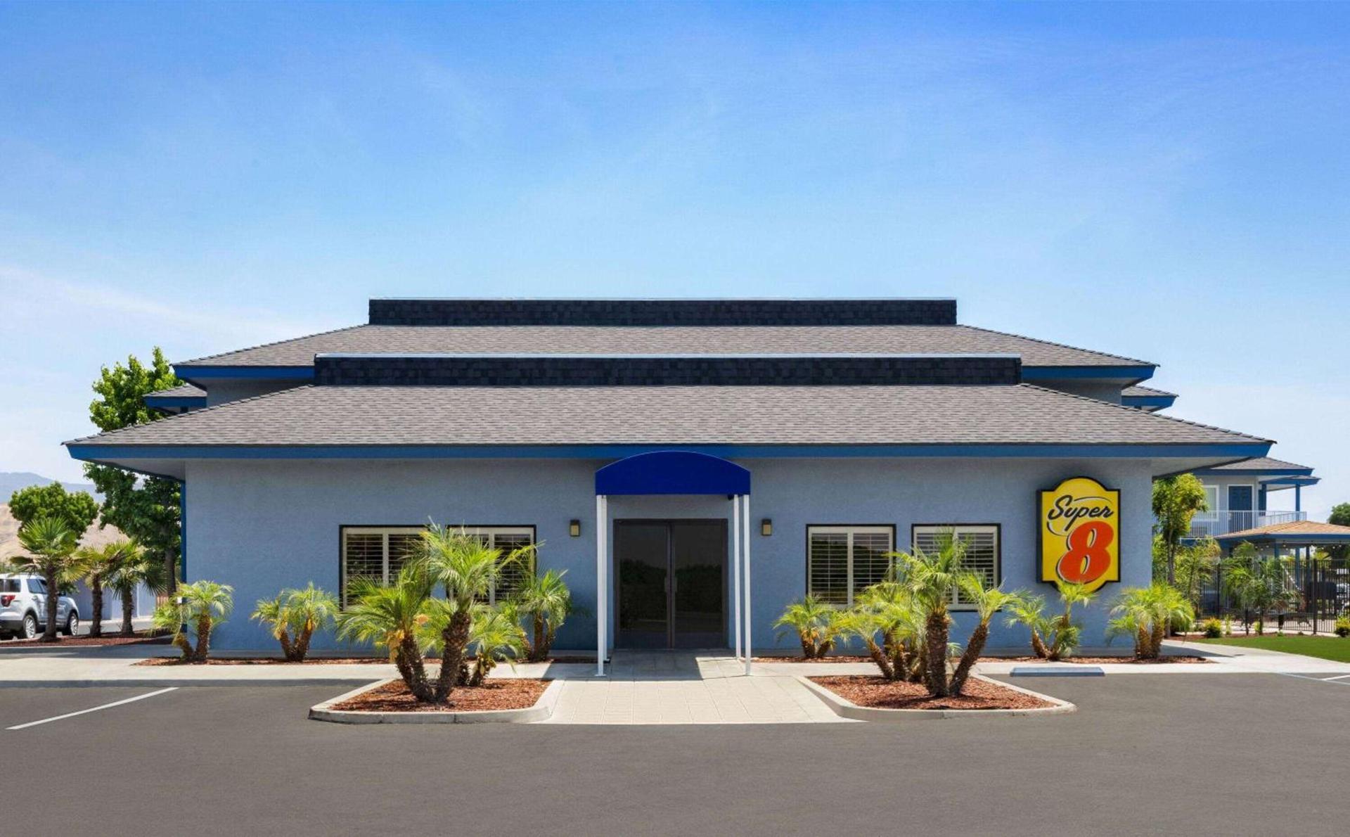 Super 8 by Wyndham Lindsay Olive Tree photo 1