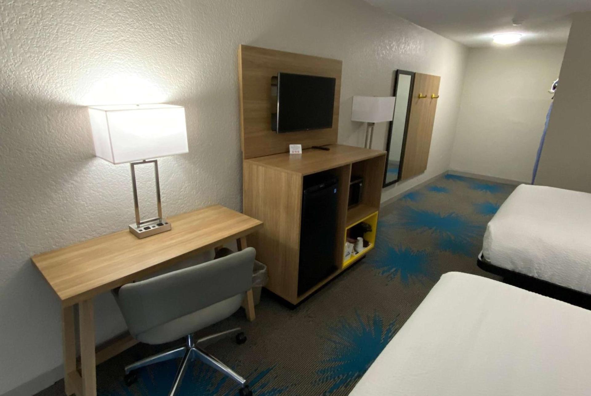Days Inn by Wyndham Waco University Area photo 29