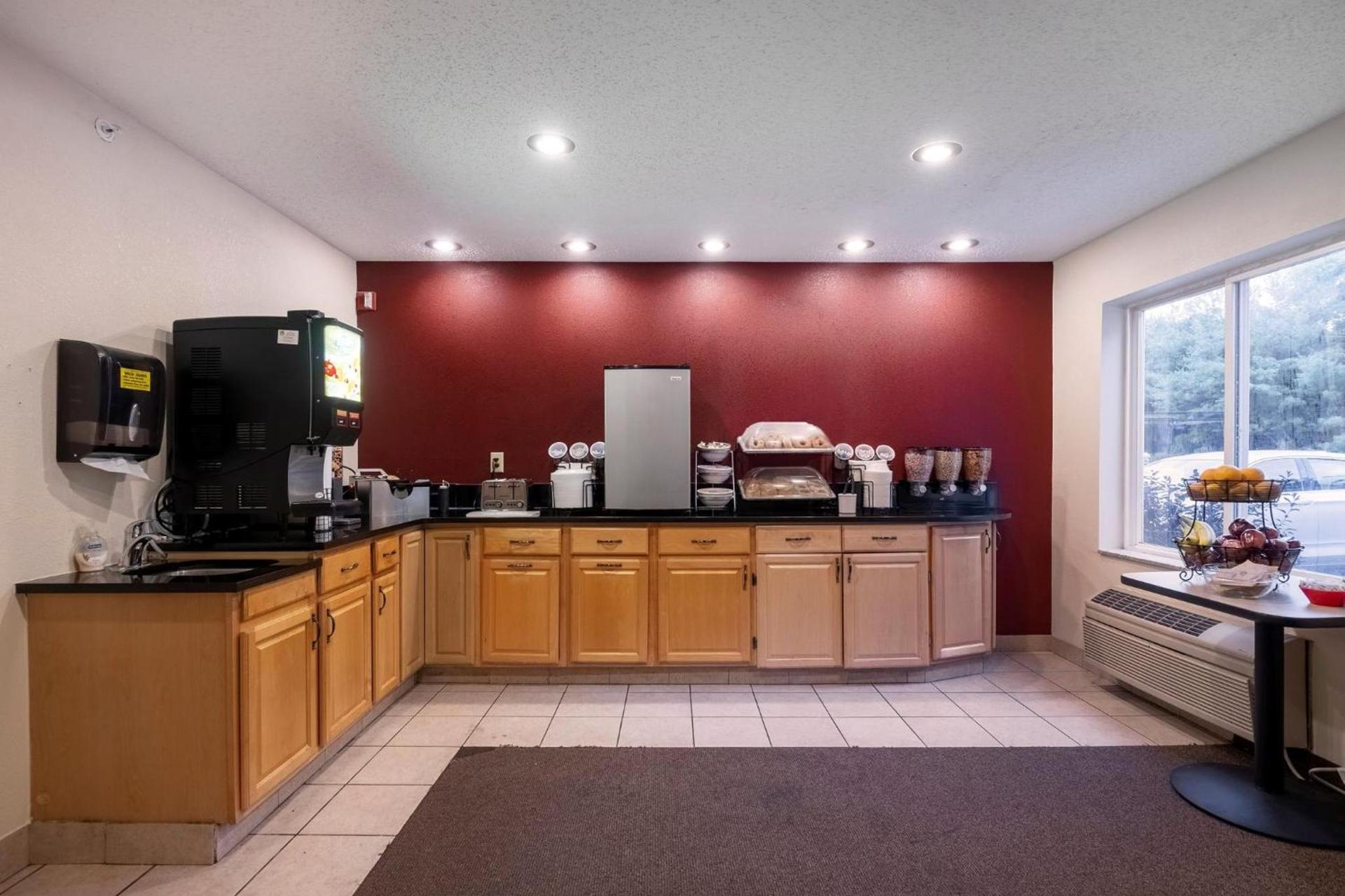 Red Roof Inn Clifton Park photo 9