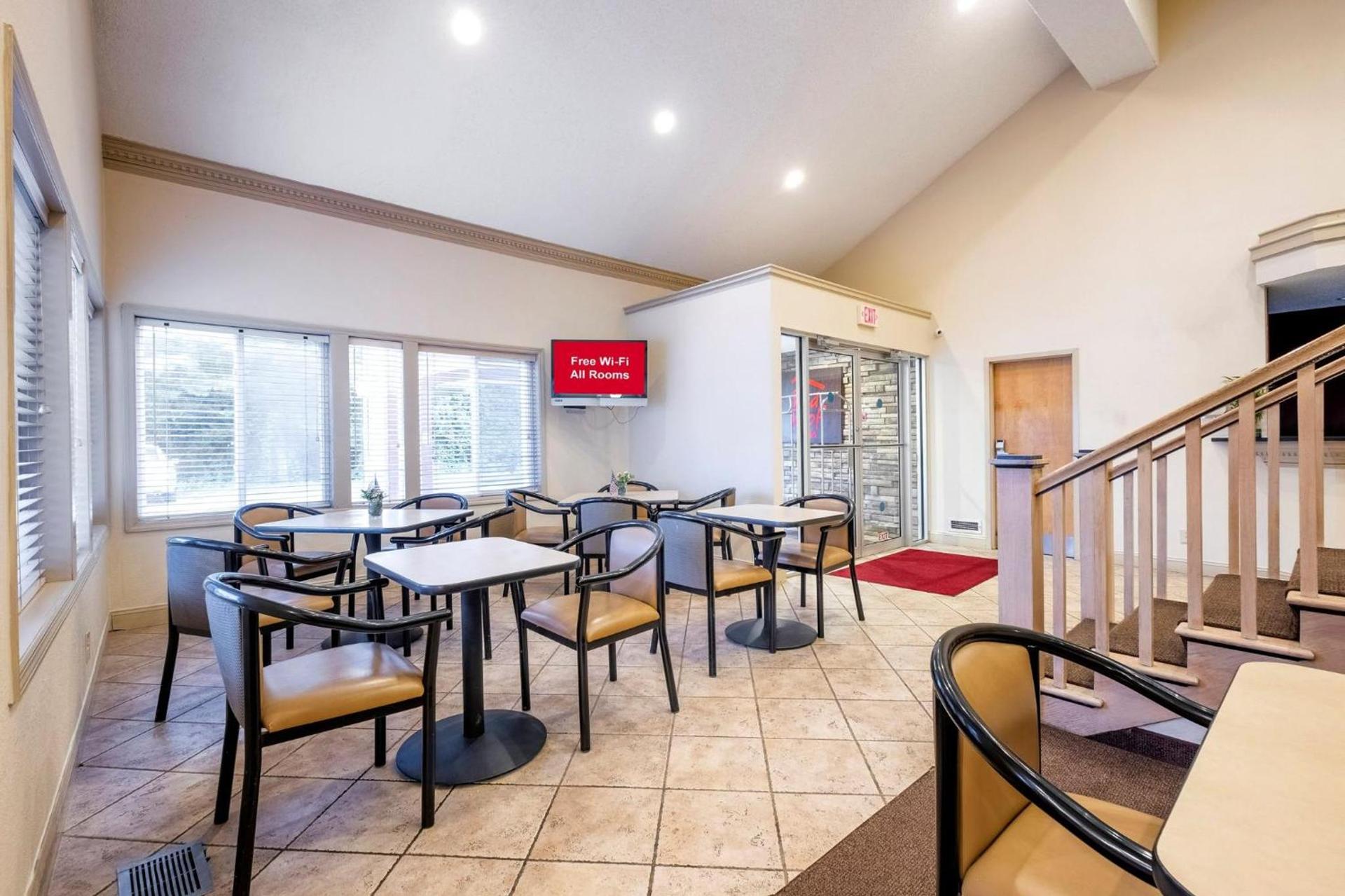 Red Roof Inn Clifton Park photo 10