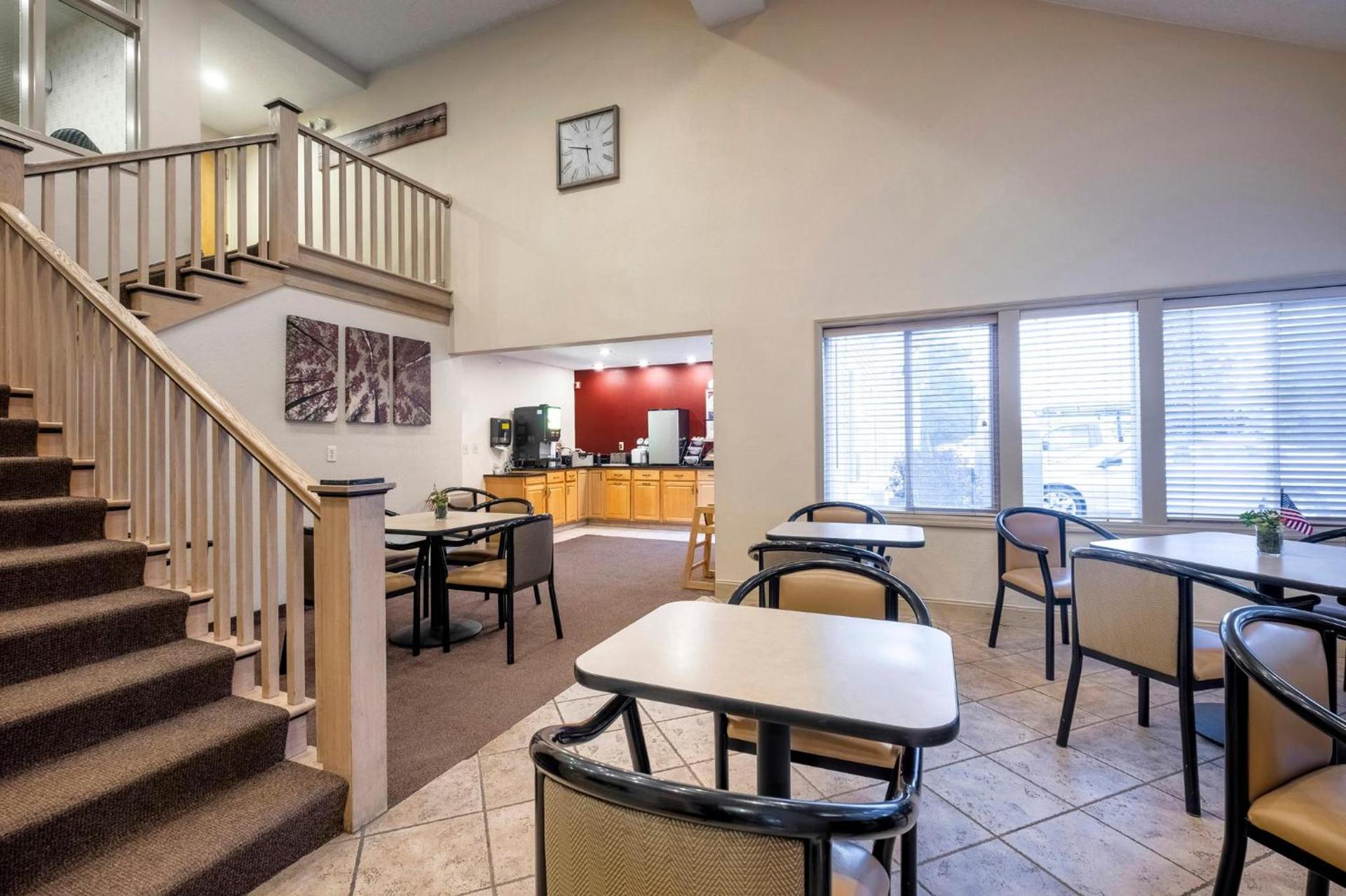 Red Roof Inn Clifton Park photo 11