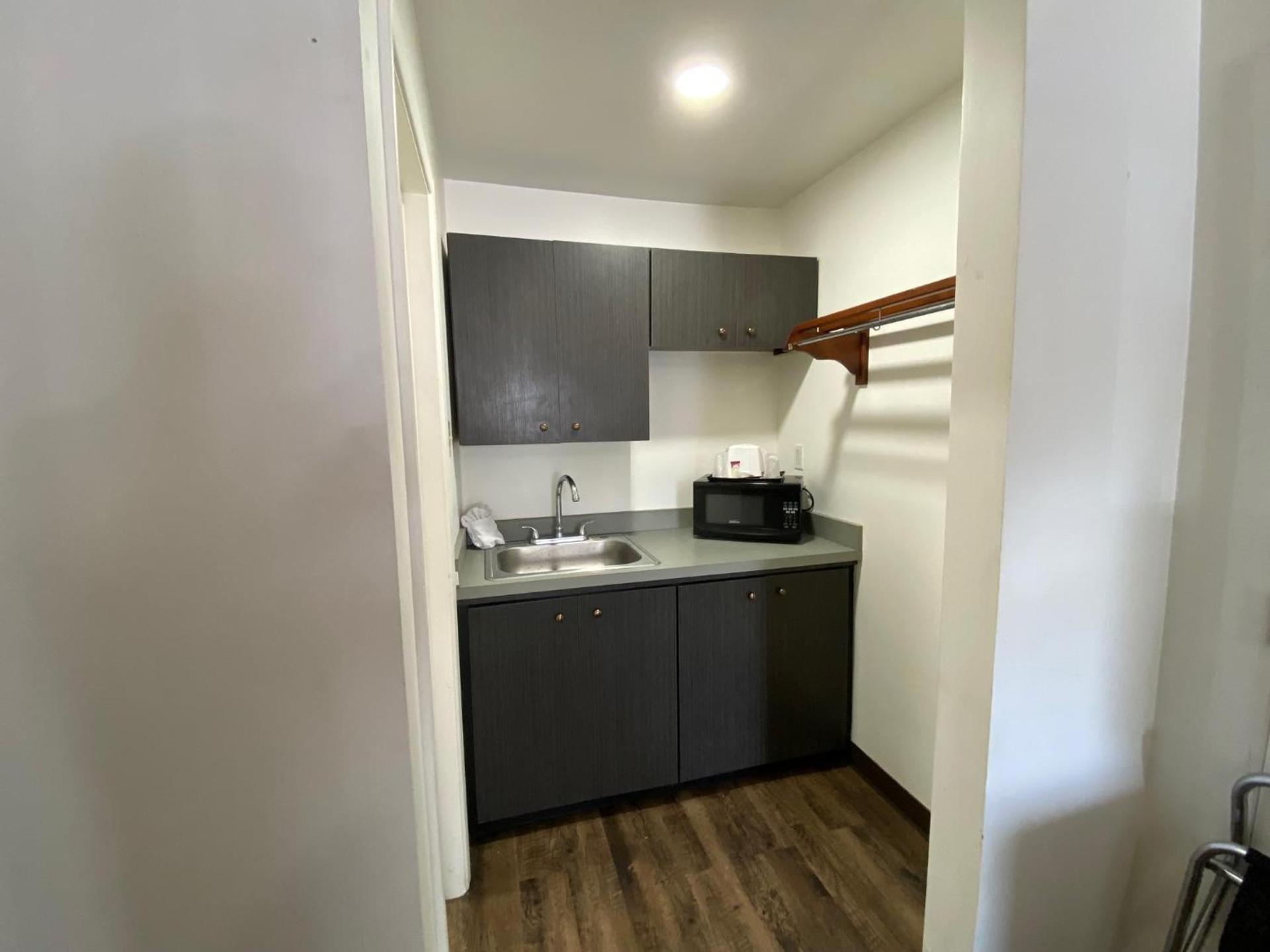 Desert Sands Inn & Suites photo 11