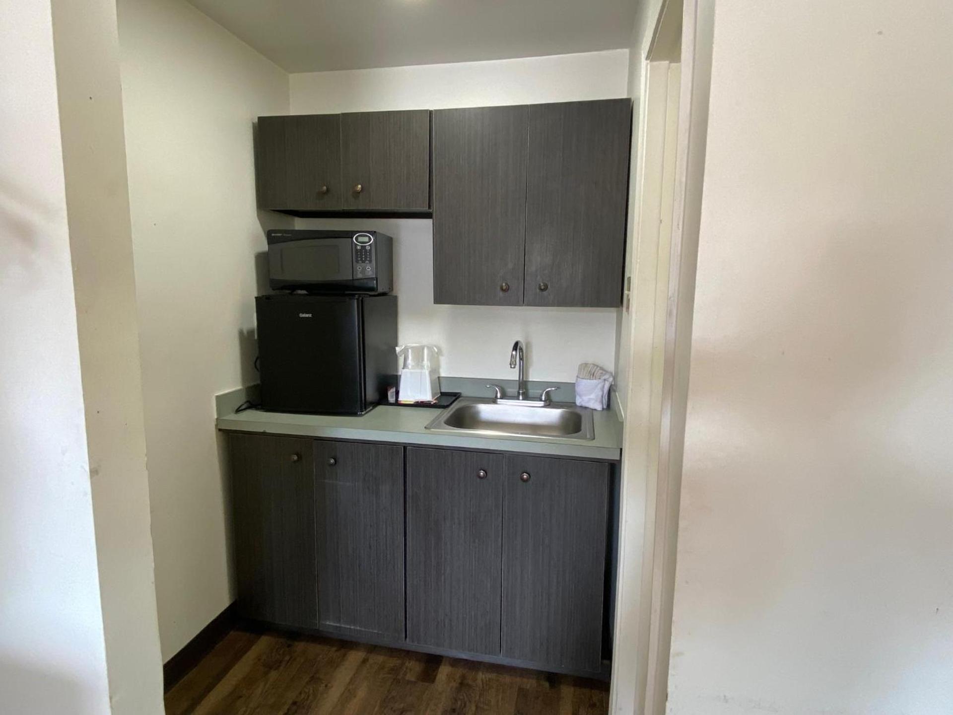 Desert Sands Inn & Suites photo 10