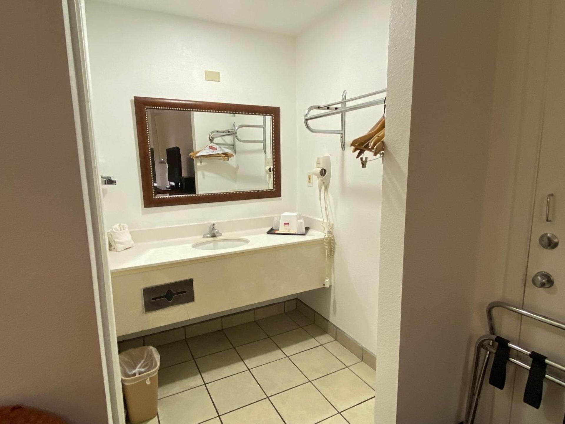 Desert Sands Inn & Suites photo 9