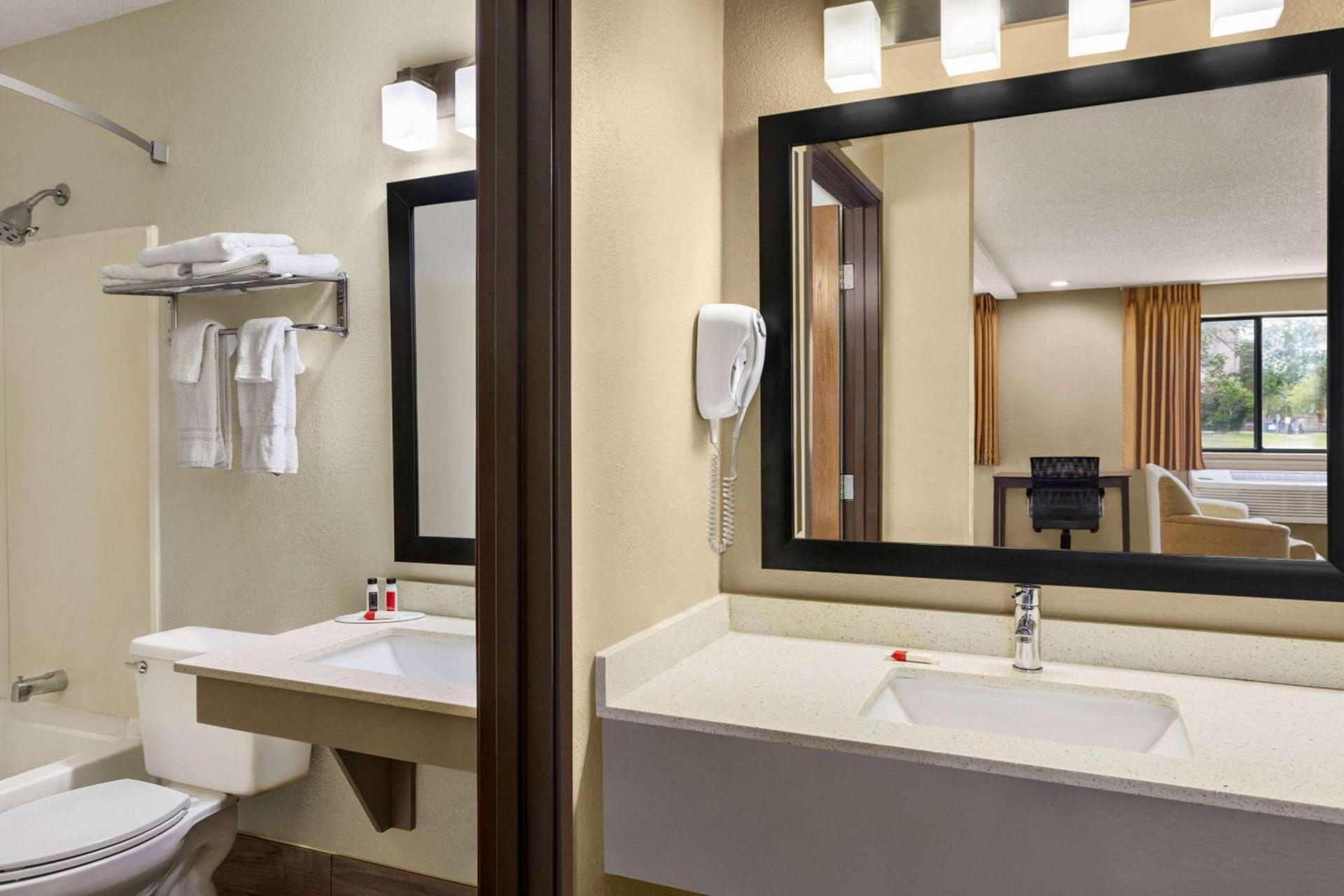 Super 8 by Wyndham Ankeny/Des Moines Area photo 17