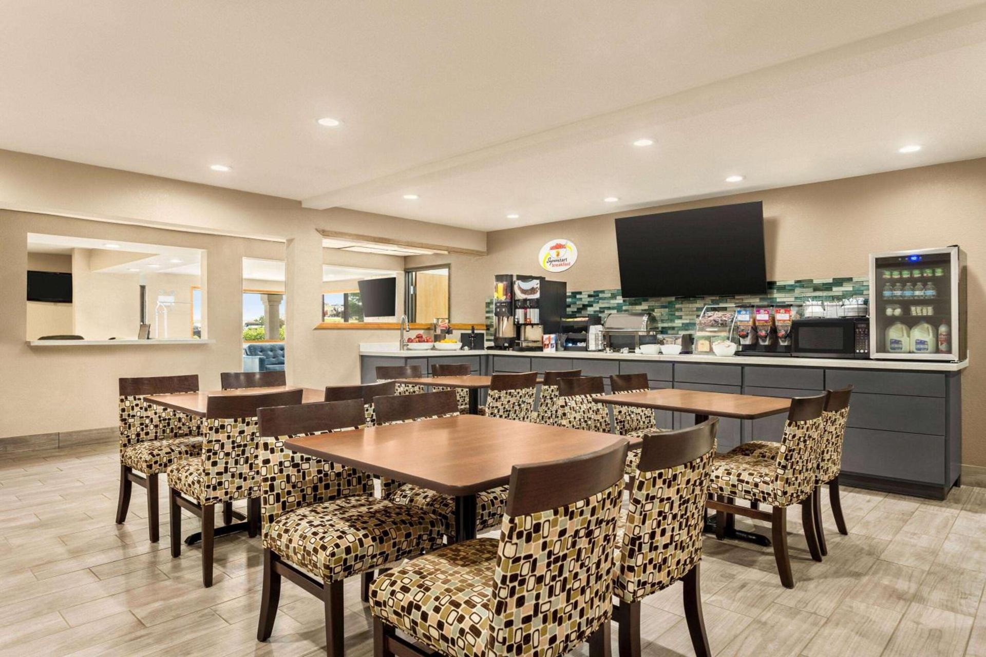 Super 8 by Wyndham Ankeny/Des Moines Area photo 24