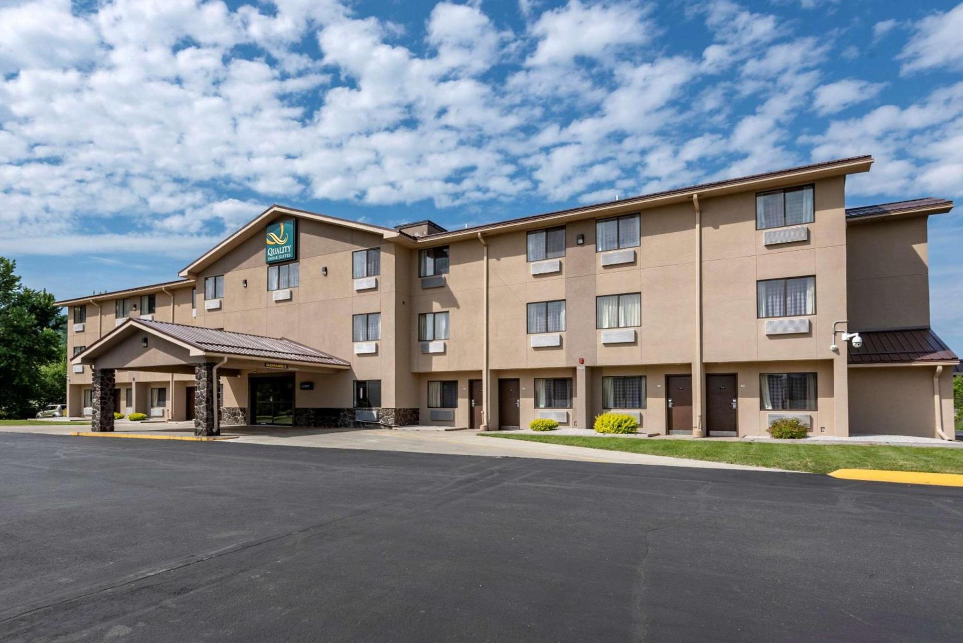Quality Inn & Suites Warren photo 1
