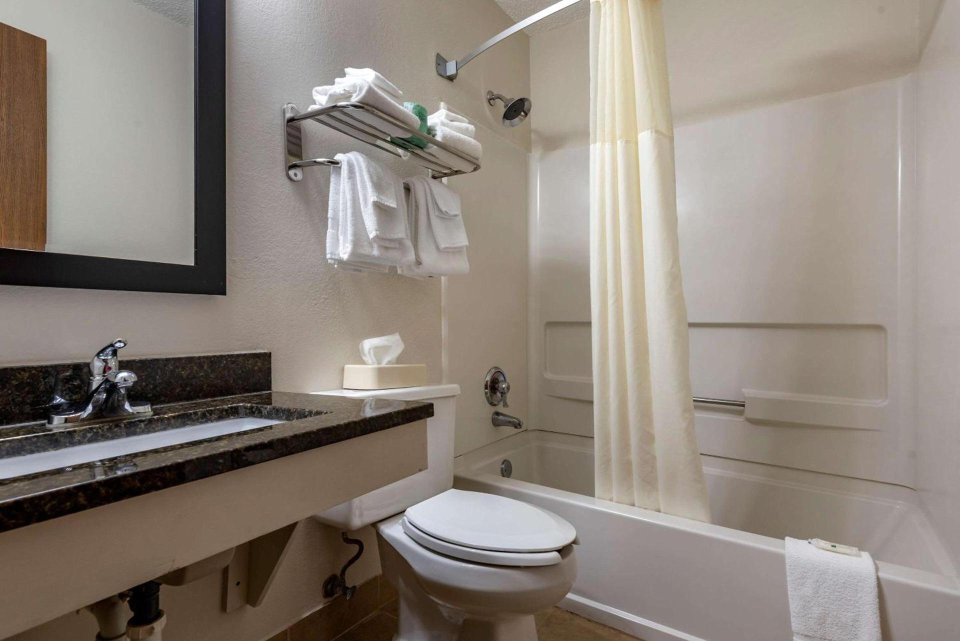 Quality Inn & Suites Warren photo 7