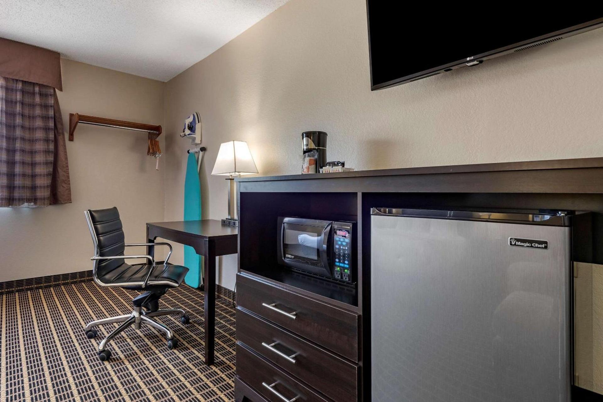 Quality Inn & Suites Warren photo 15