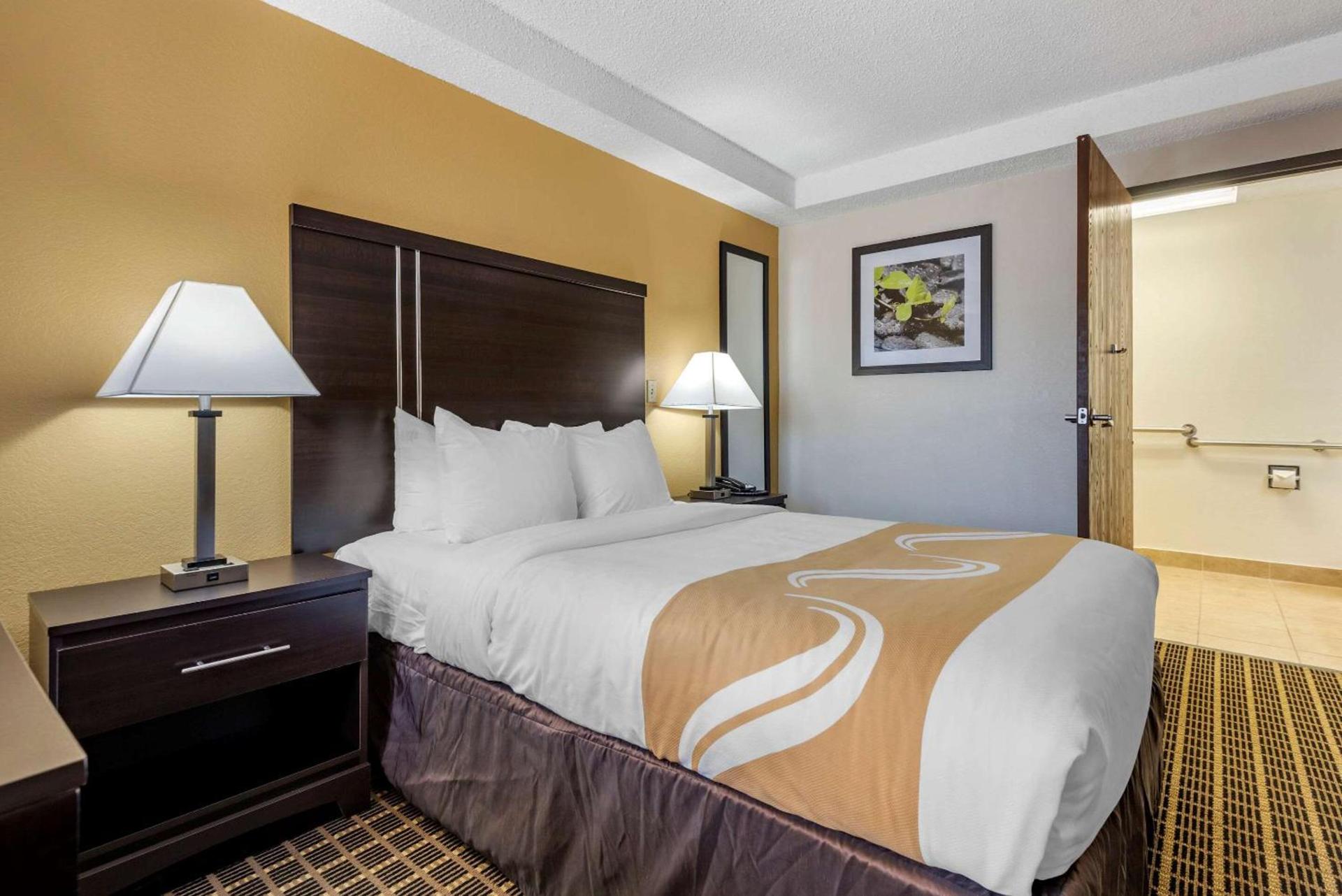 Quality Inn & Suites Warren photo 17