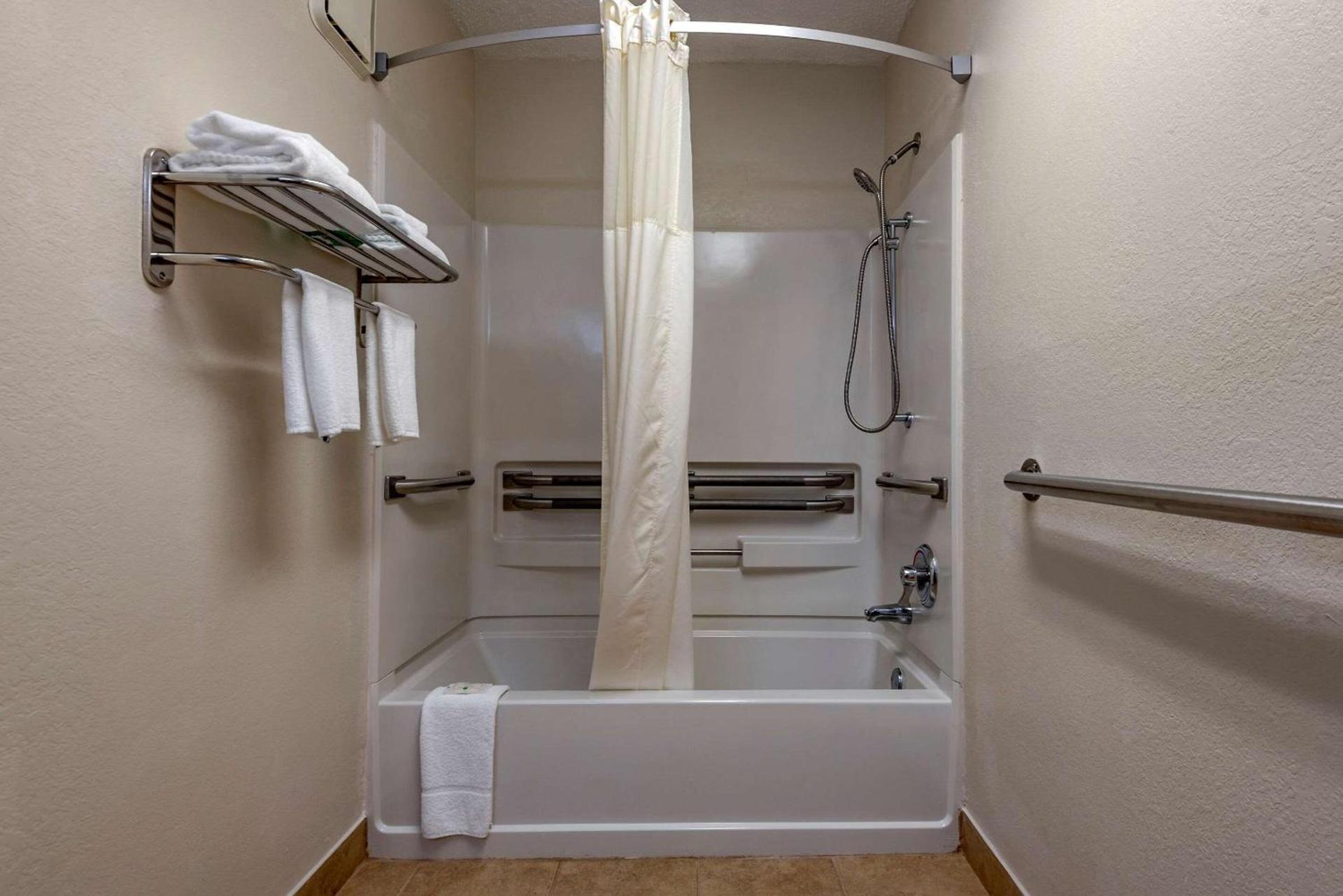 Quality Inn & Suites Warren photo 20