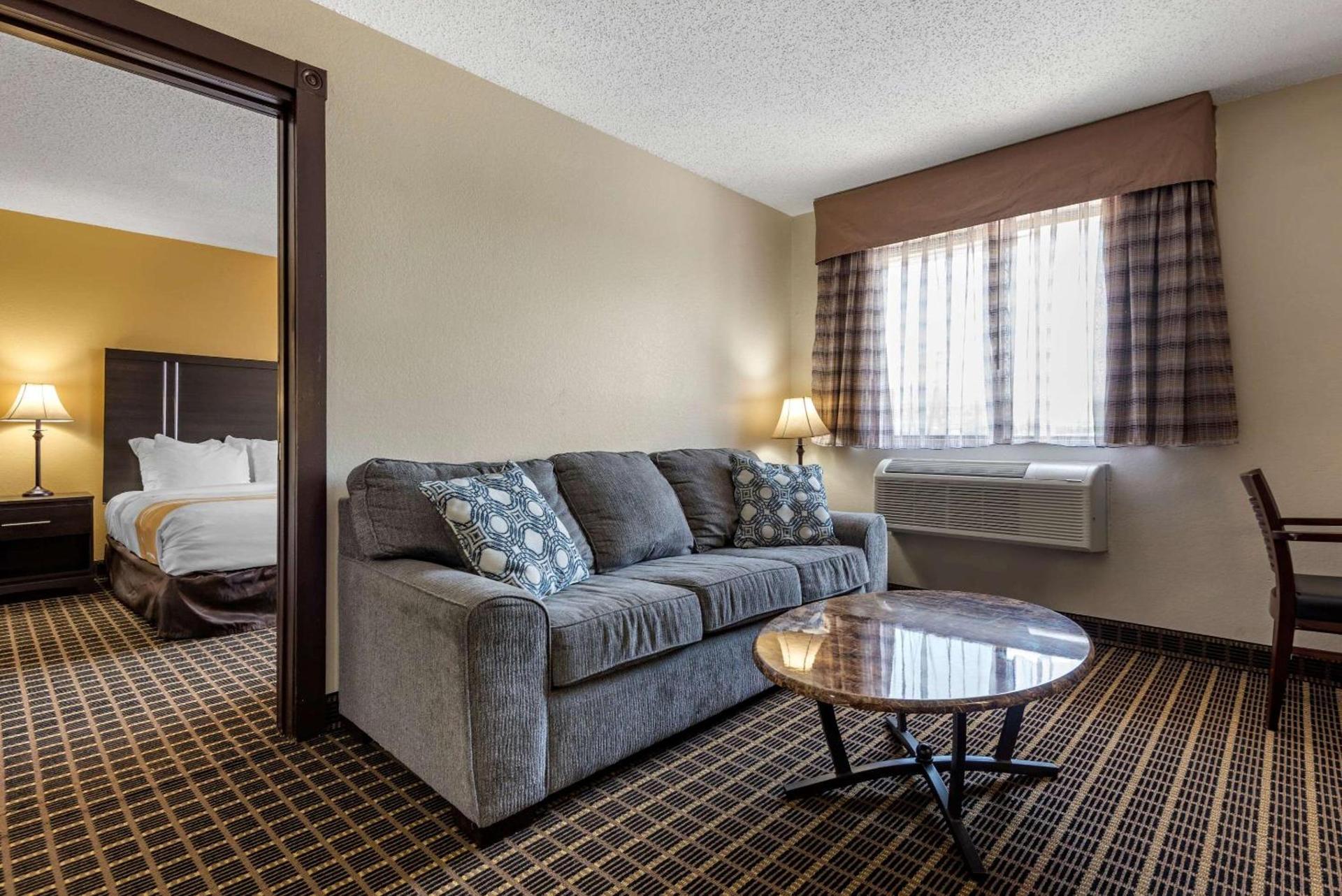 Quality Inn & Suites Warren photo 21