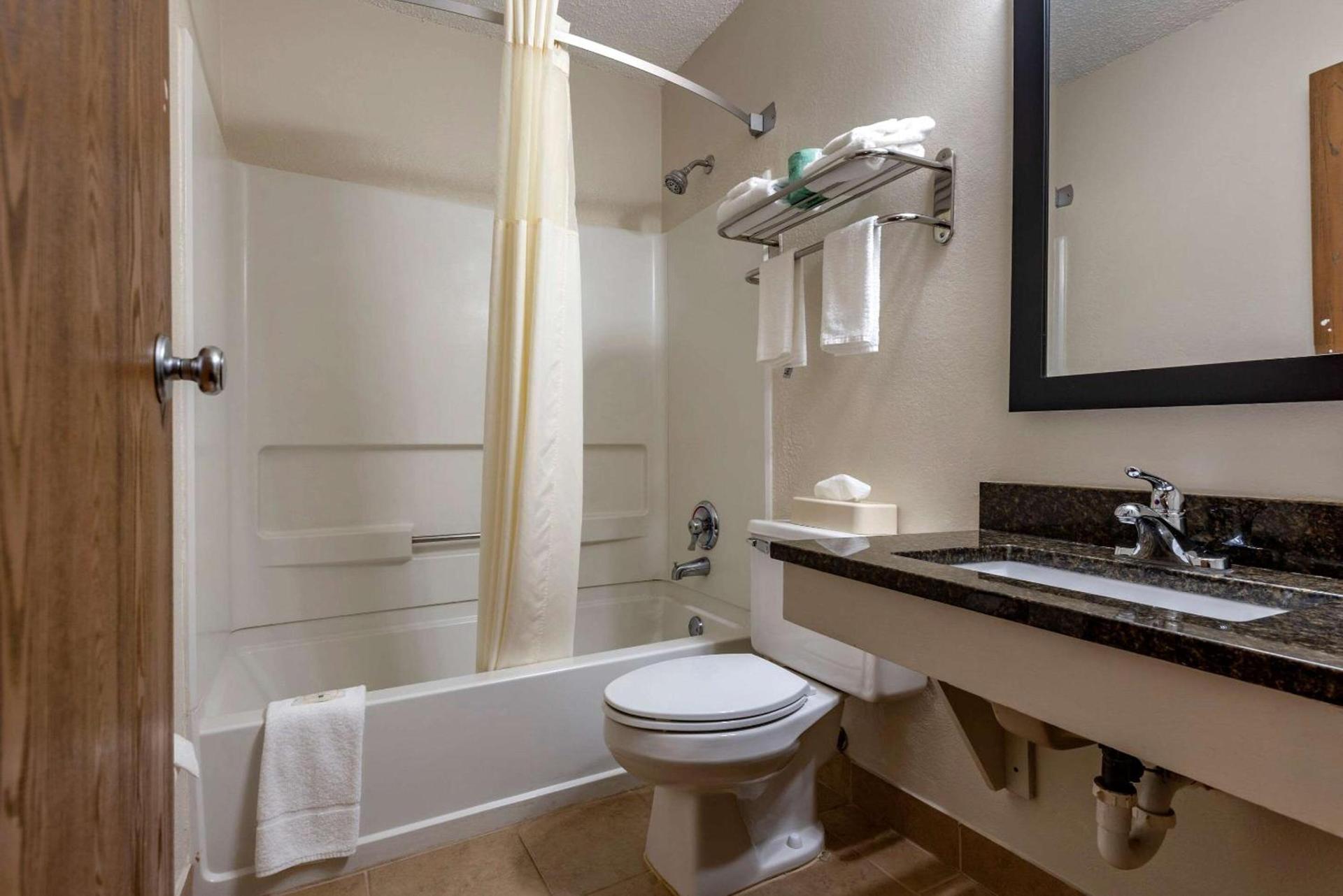 Quality Inn & Suites Warren photo 24