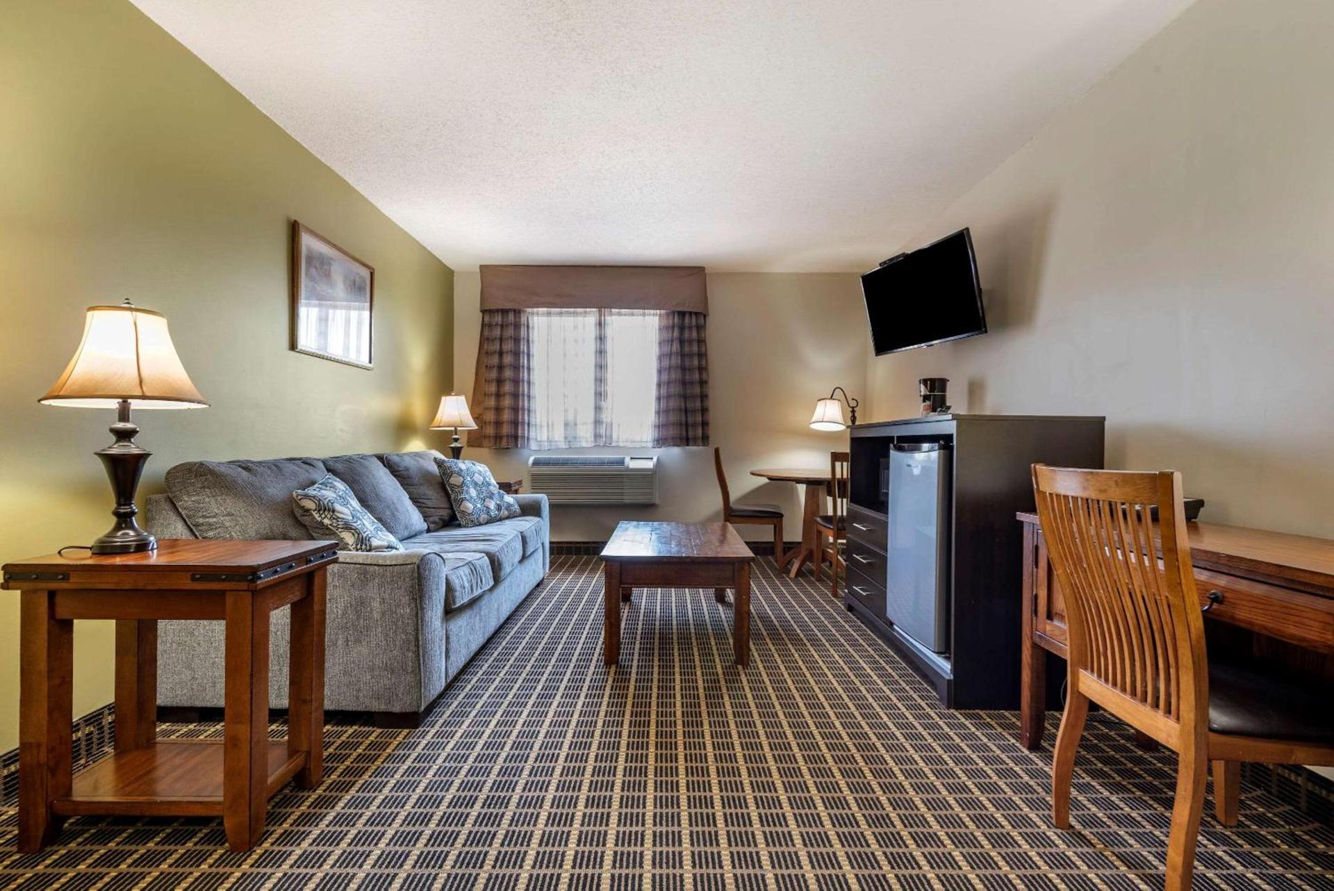 Quality Inn & Suites Warren photo 25