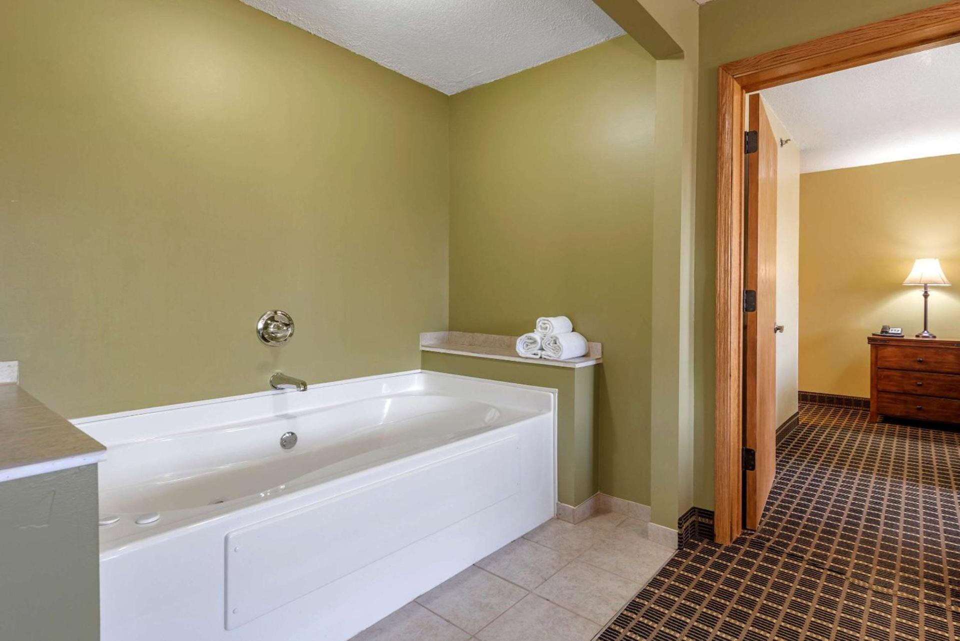 Quality Inn & Suites Warren photo 26