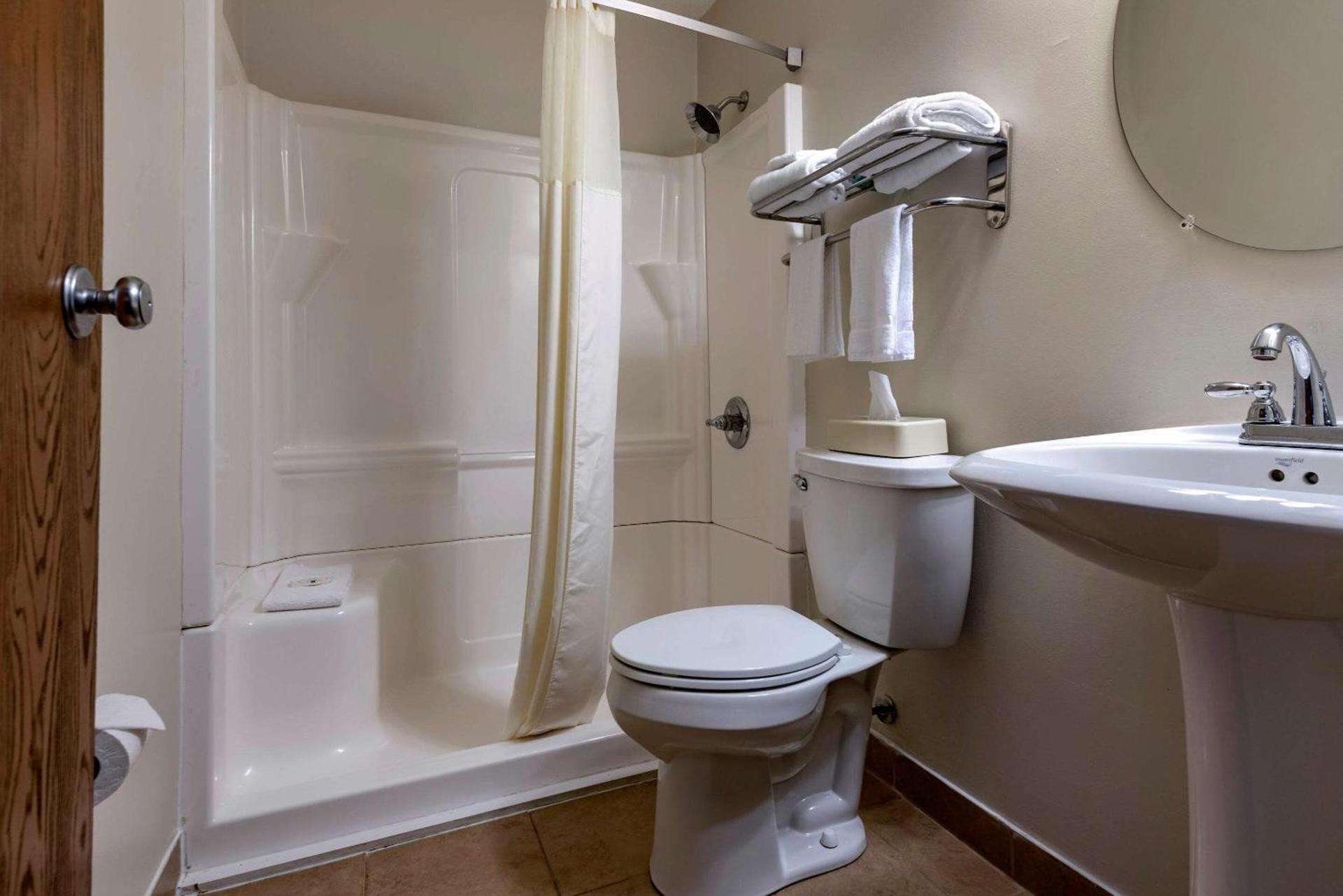 Quality Inn & Suites Warren photo 28