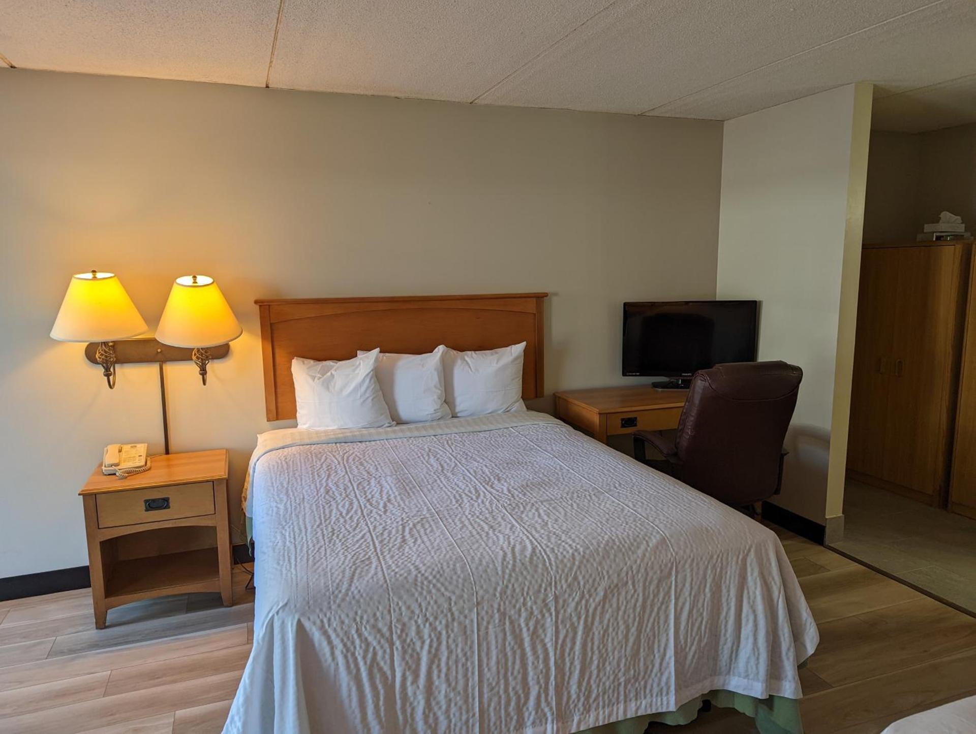 Days Inn by Wyndham Birch Run photo 44