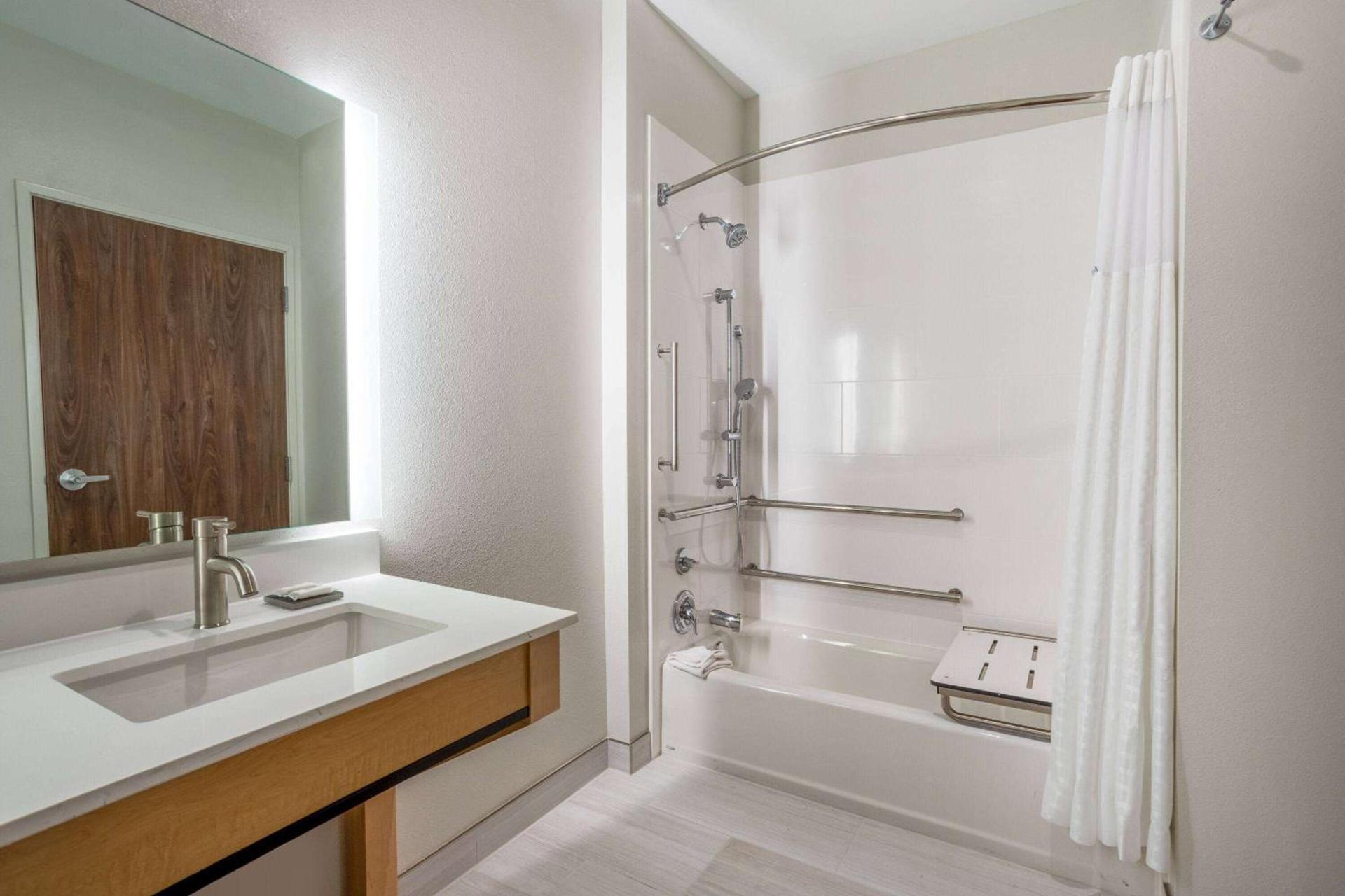 La Quinta Inn & Suites by Wyndham Pflugerville photo 32
