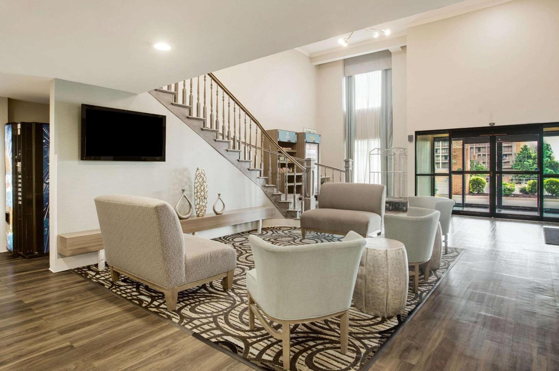 Clarion Pointe Atlanta Airport College Park photo 4
