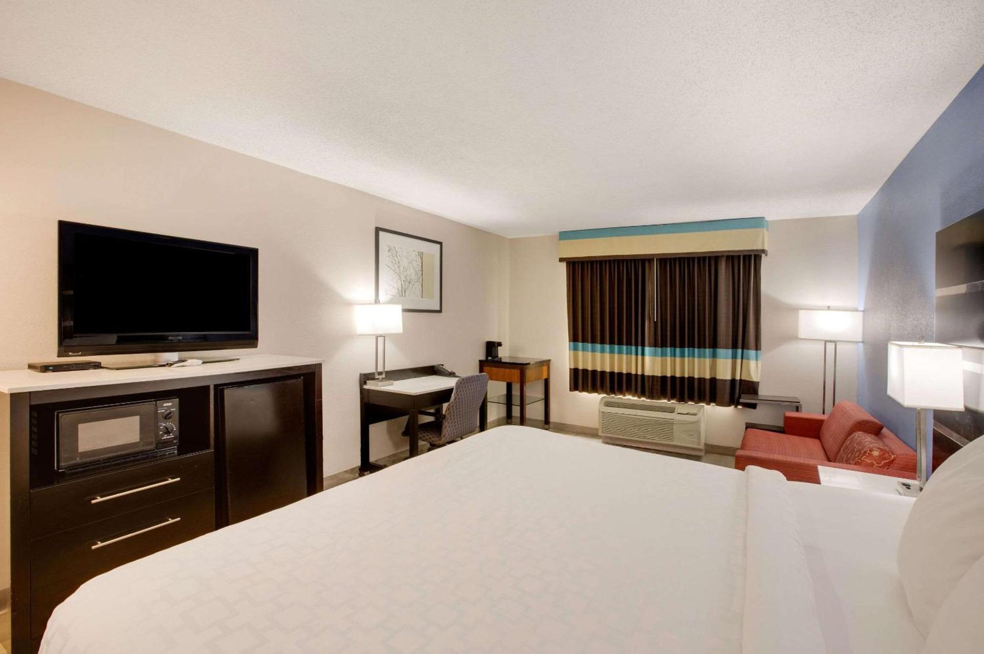 Clarion Pointe Atlanta Airport College Park photo 12