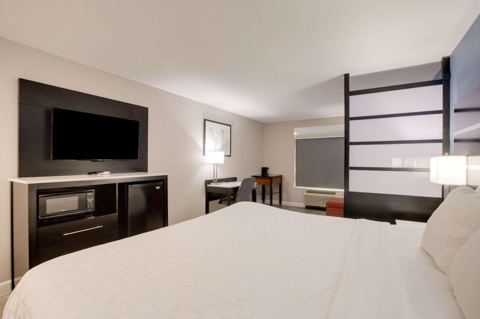 Clarion Pointe Atlanta Airport College Park photo 19