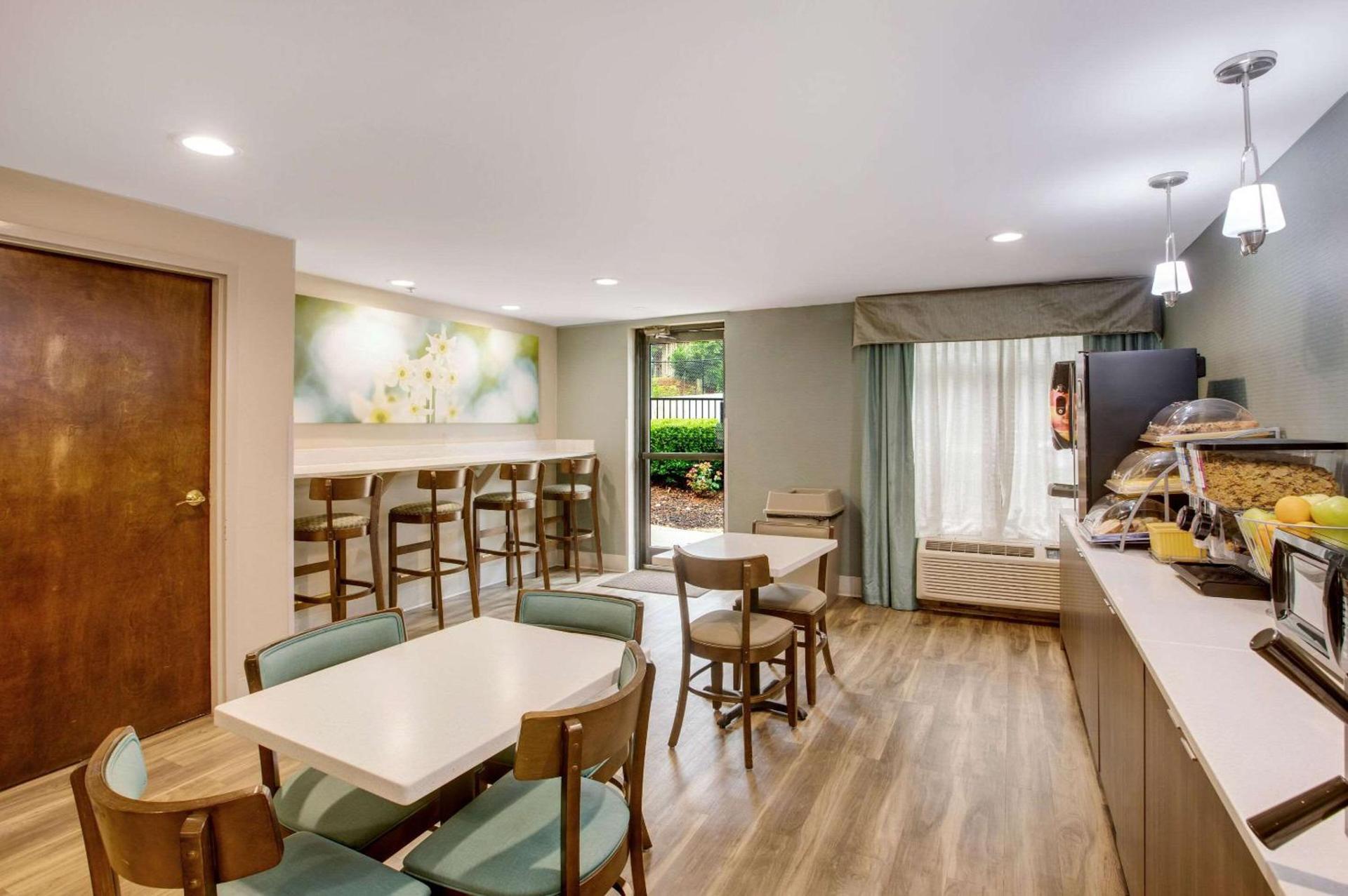 Clarion Pointe Atlanta Airport College Park photo 27