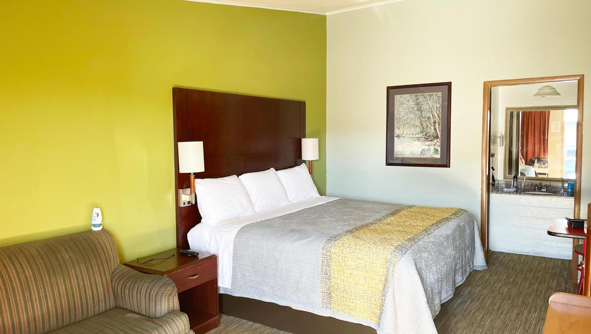 Express Inn Thomson photo 17