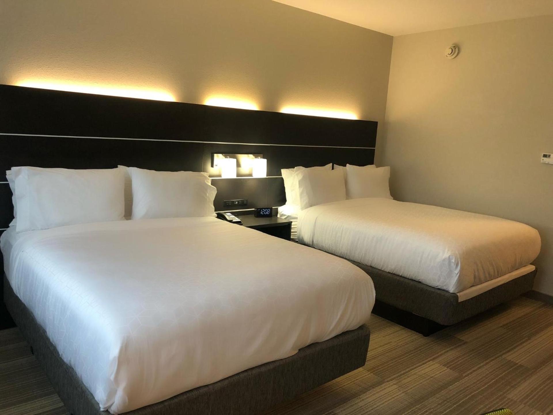 Holiday Inn Express & Suites Warrensburg North by IHG photo 10