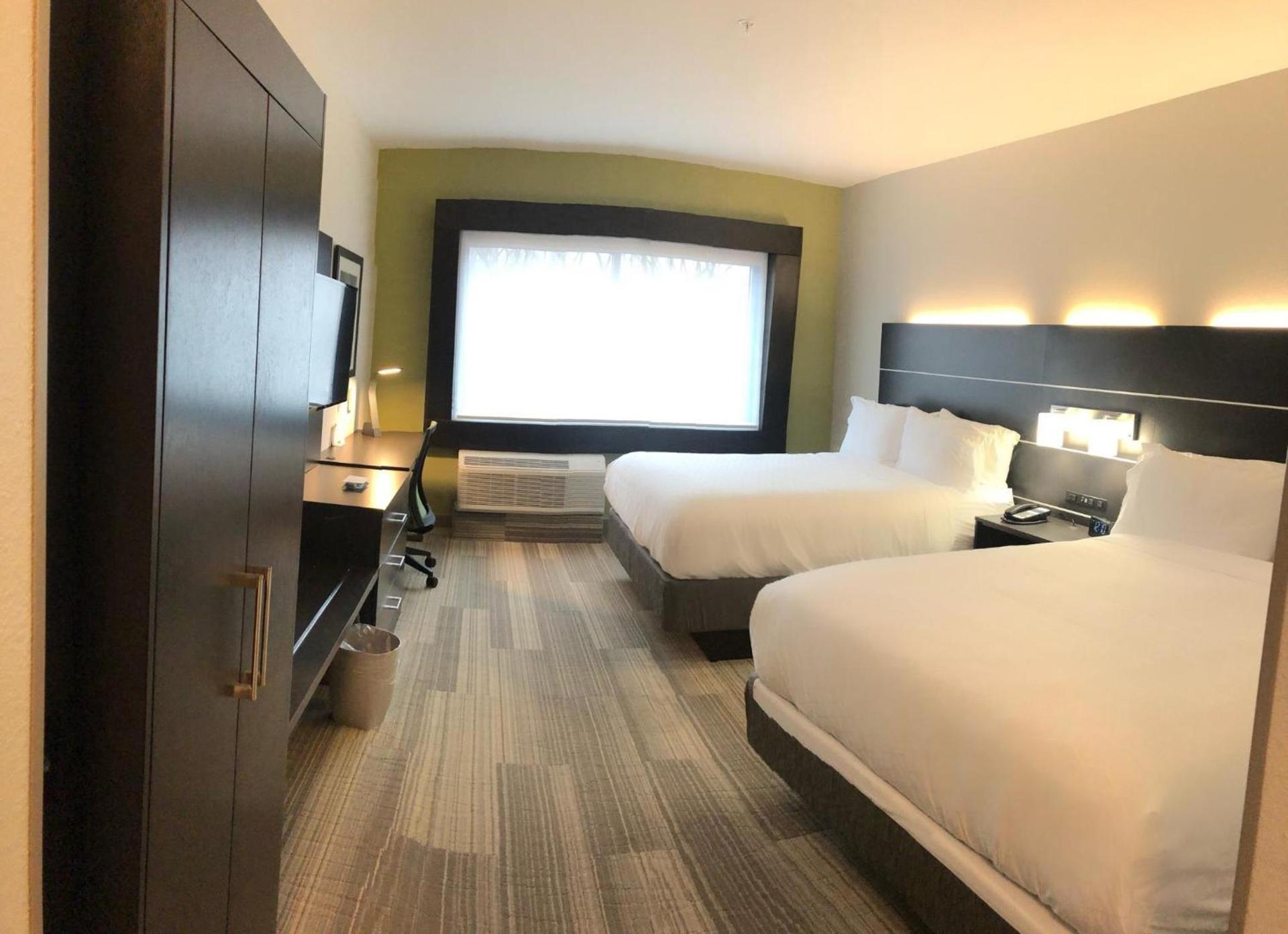 Holiday Inn Express & Suites Warrensburg North by IHG photo 13