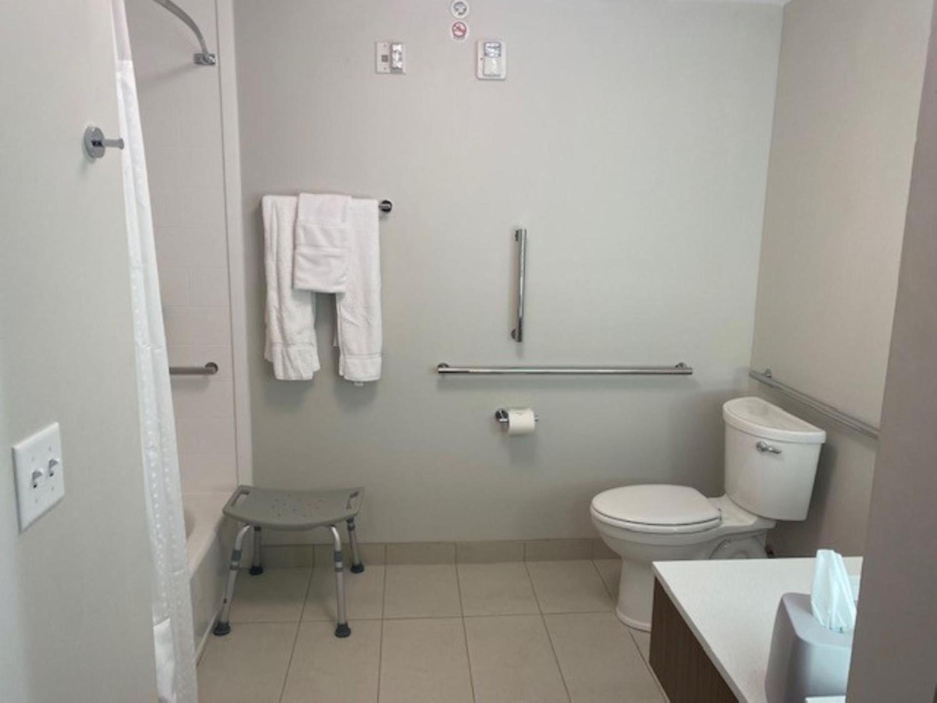Holiday Inn Express & Suites Warrensburg North by IHG photo 26