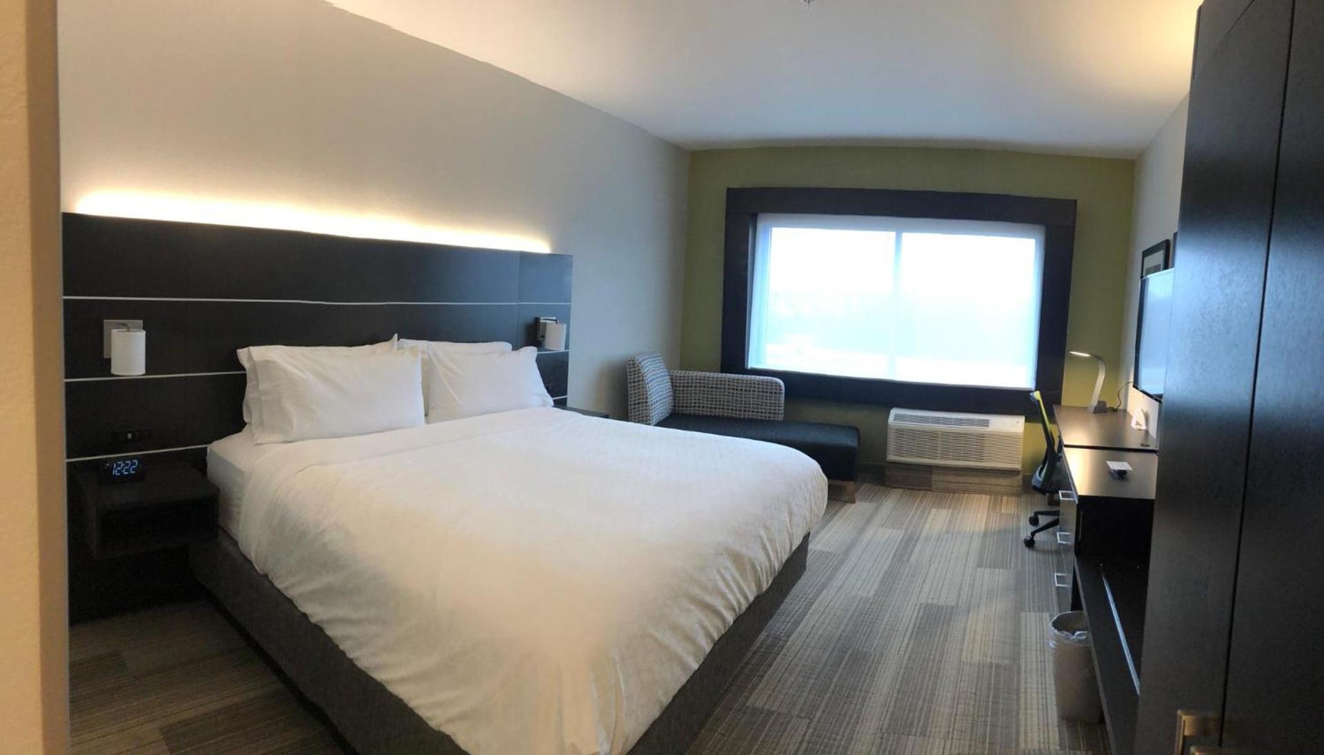 Holiday Inn Express & Suites Warrensburg North by IHG photo 43