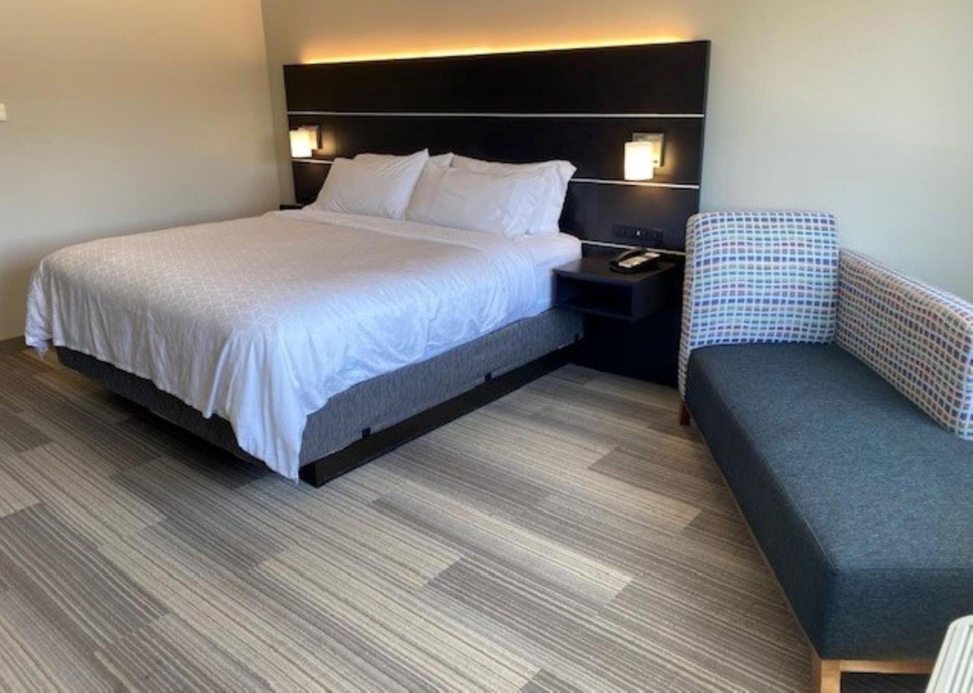 Holiday Inn Express & Suites Warrensburg North by IHG photo 36