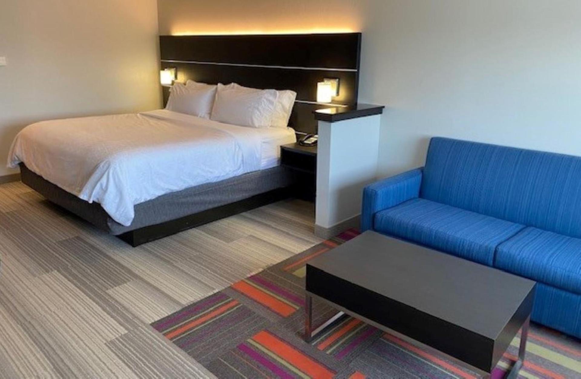 Holiday Inn Express & Suites Warrensburg North by IHG photo 28