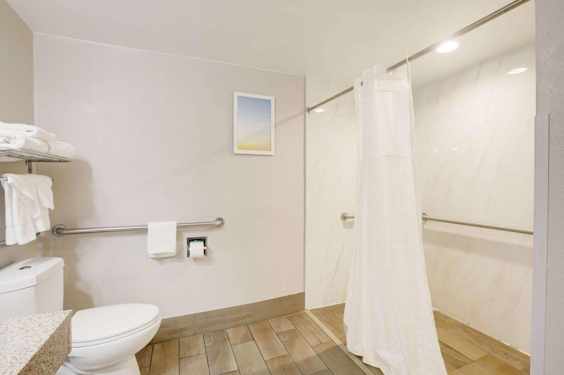 Clarion Pointe Atlanta Airport College Park photo 16