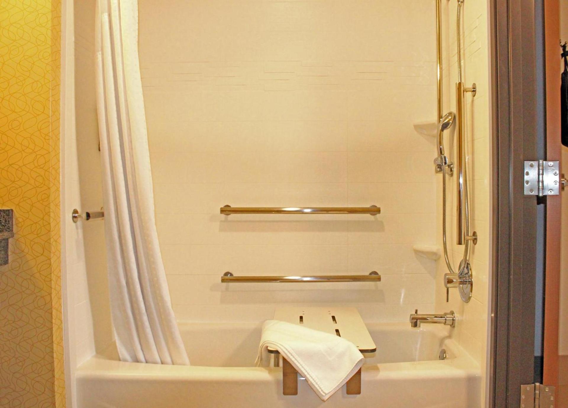 Holiday Inn Express & Suites Bakersfield Airport by IHG photo 18
