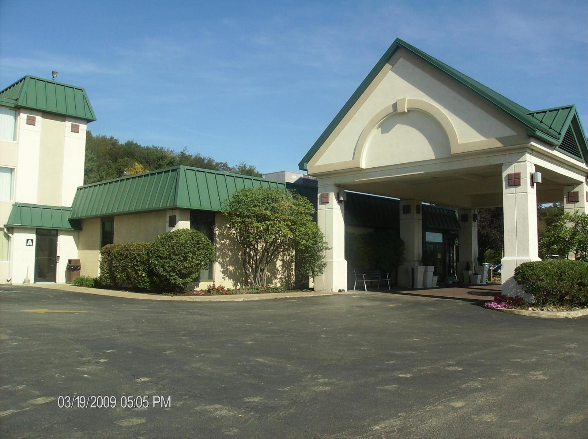 Ramada by Wyndham Beaver Falls photo 1