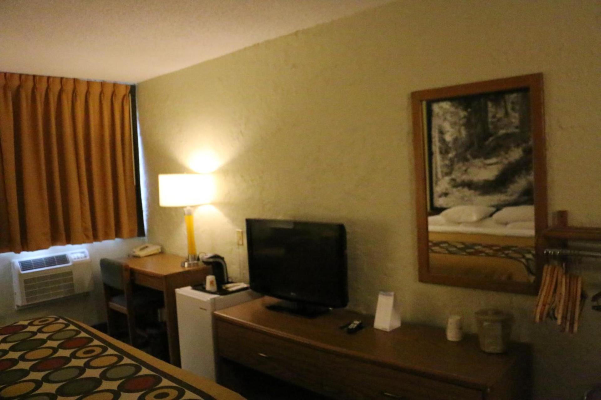 Super 8 by Wyndham Windsor/Madison North photo 21