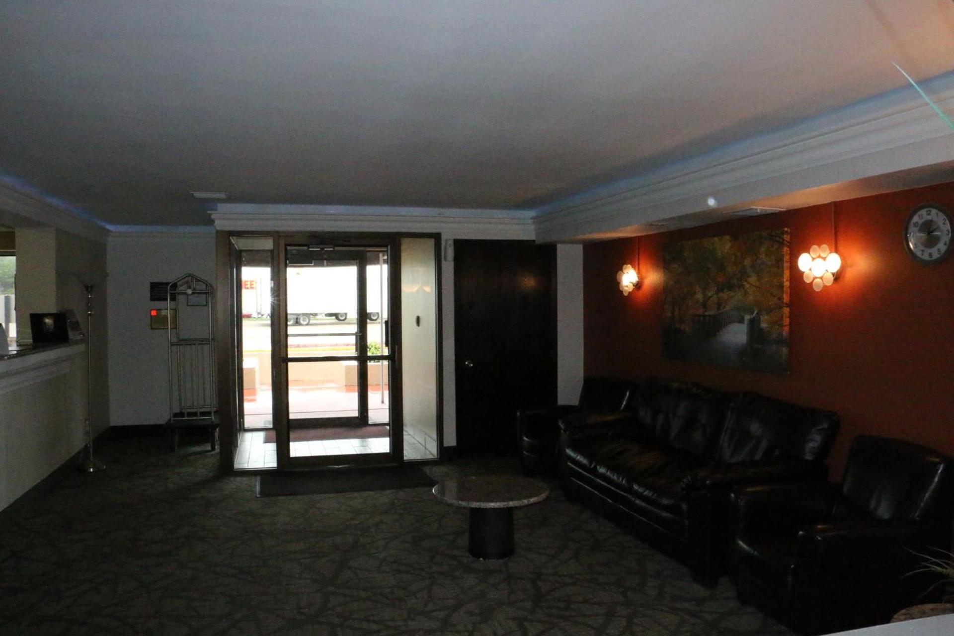 Super 8 by Wyndham Windsor/Madison North photo 20